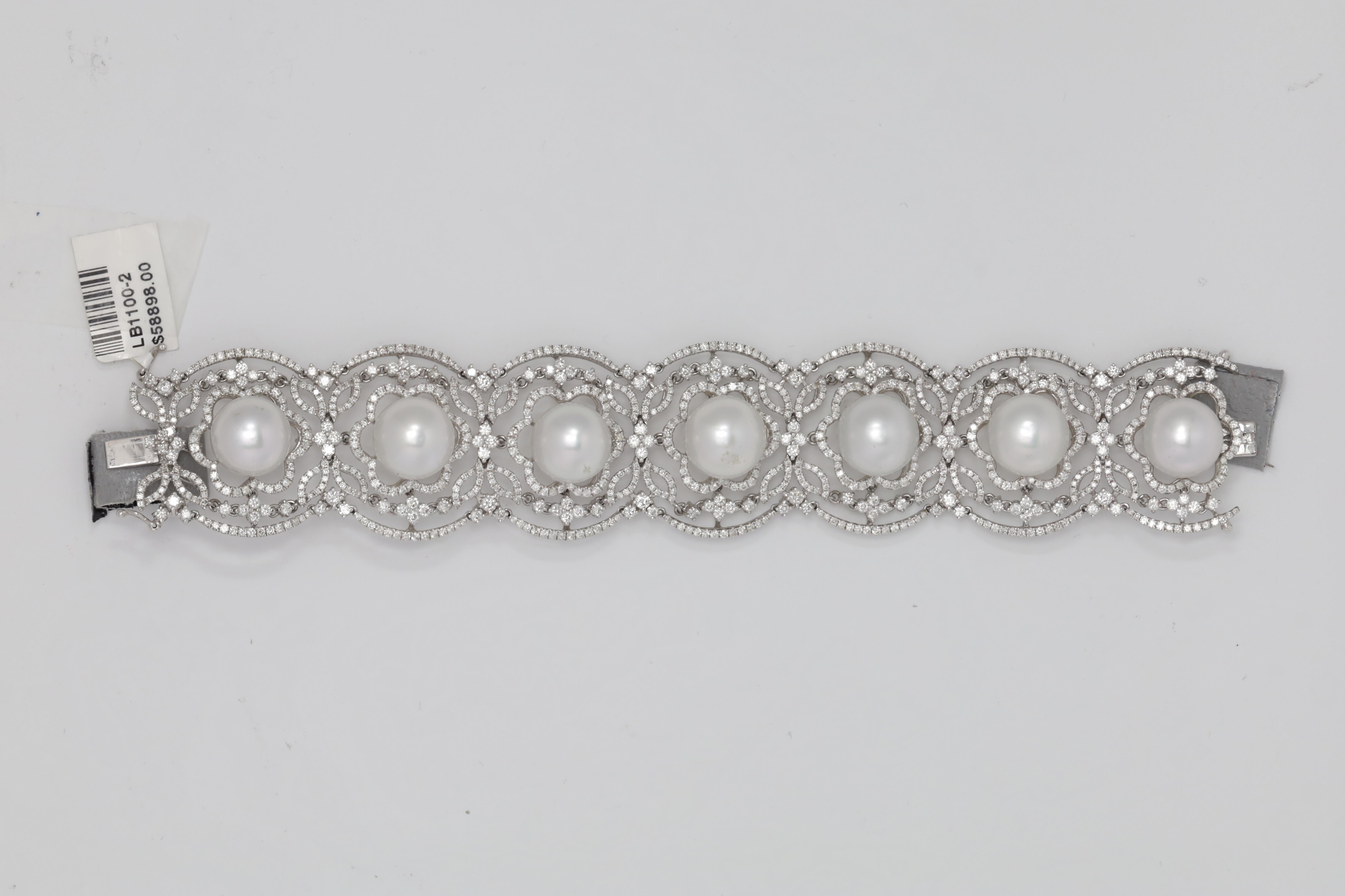 Armband aus 18 k Weißgold mit Diamanten und Perlen, verziert mit 13,5 mm großen Tahiti-Perlen, umgeben von einem Blumendesign mit Diamanten von 12,88 Karat.
Diana M. ist seit über 35 Jahren ein führender Anbieter von hochwertigem Schmuck.
Diana M
