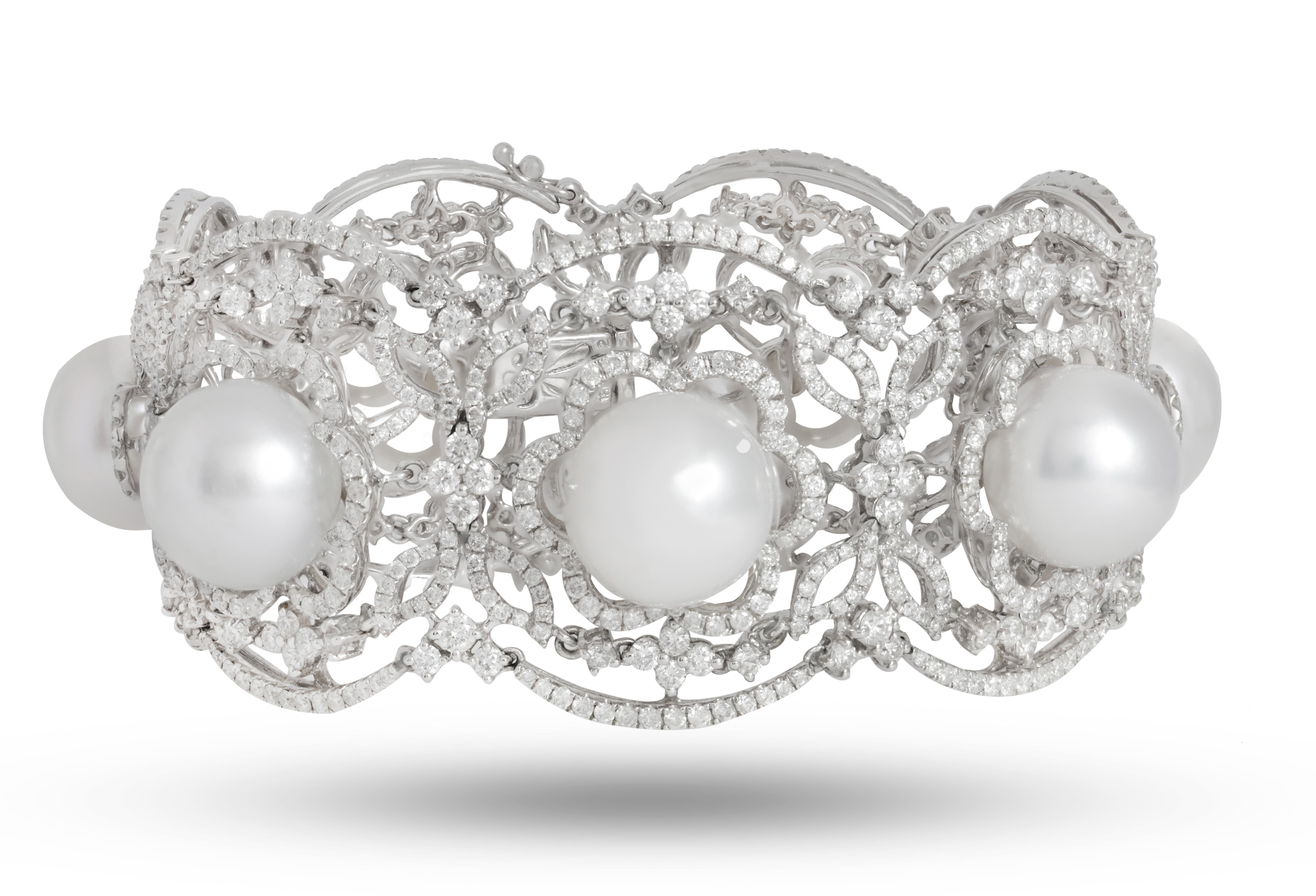 Diana M. Pulsera de moda de oro blanco de 18 kt con diamantes y perlas adornada con 13,5 Moderno en venta