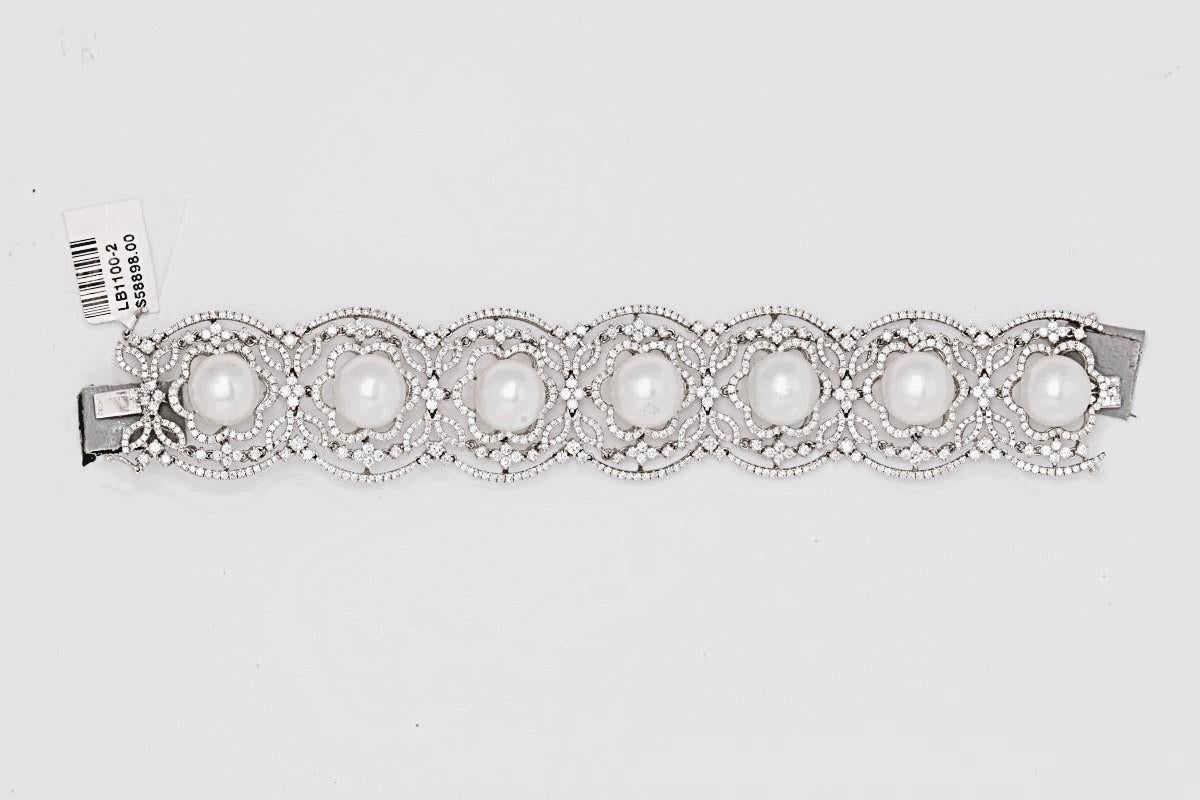 Diana M. Pulsera de moda de oro blanco de 18 kt con diamantes y perlas adornada con 13,5 Corte pera en venta