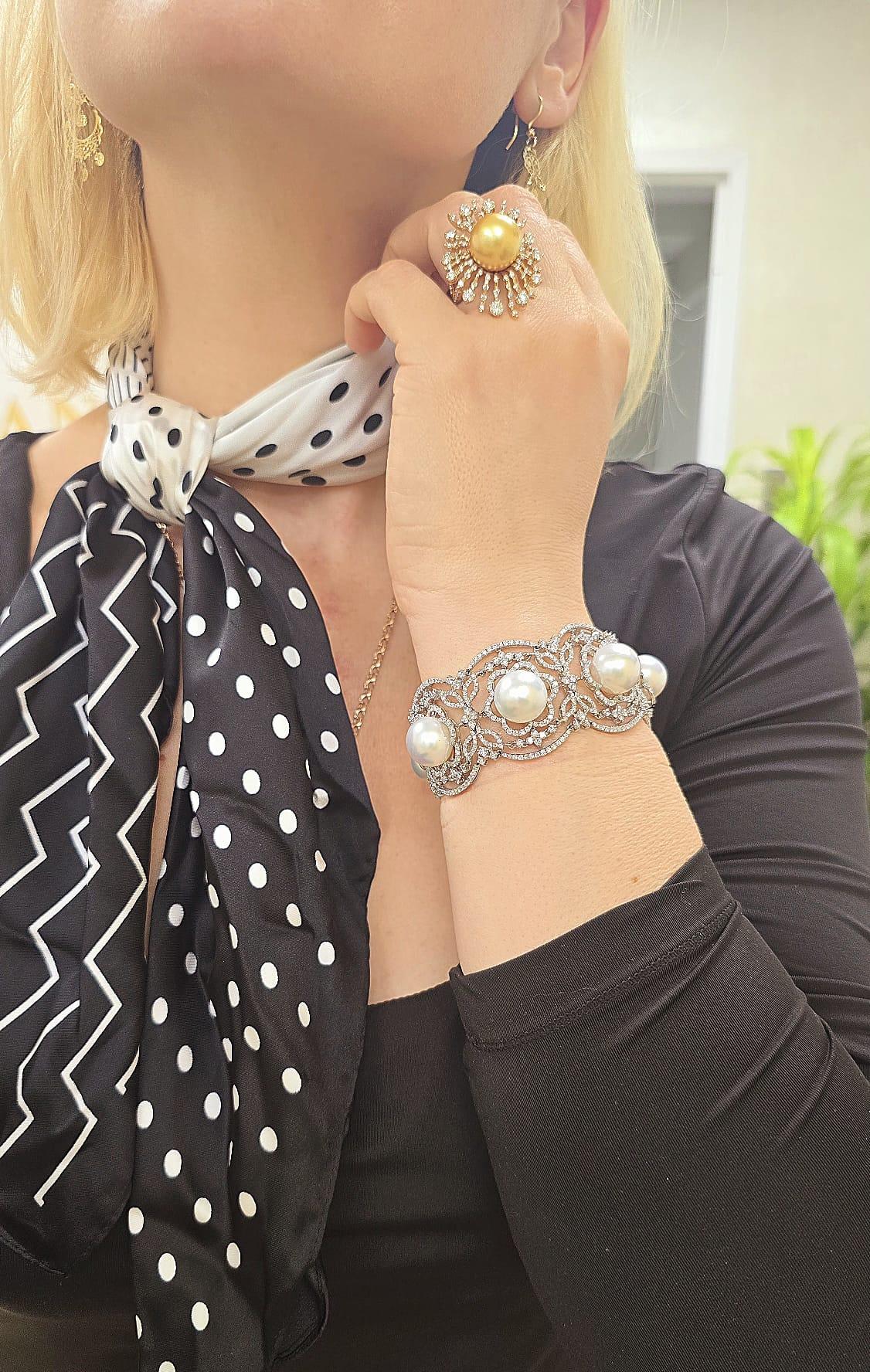 Diana M. Pulsera de moda de oro blanco de 18 kt con diamantes y perlas adornada con 13,5 en Nuevo estado para la venta en New York, NY