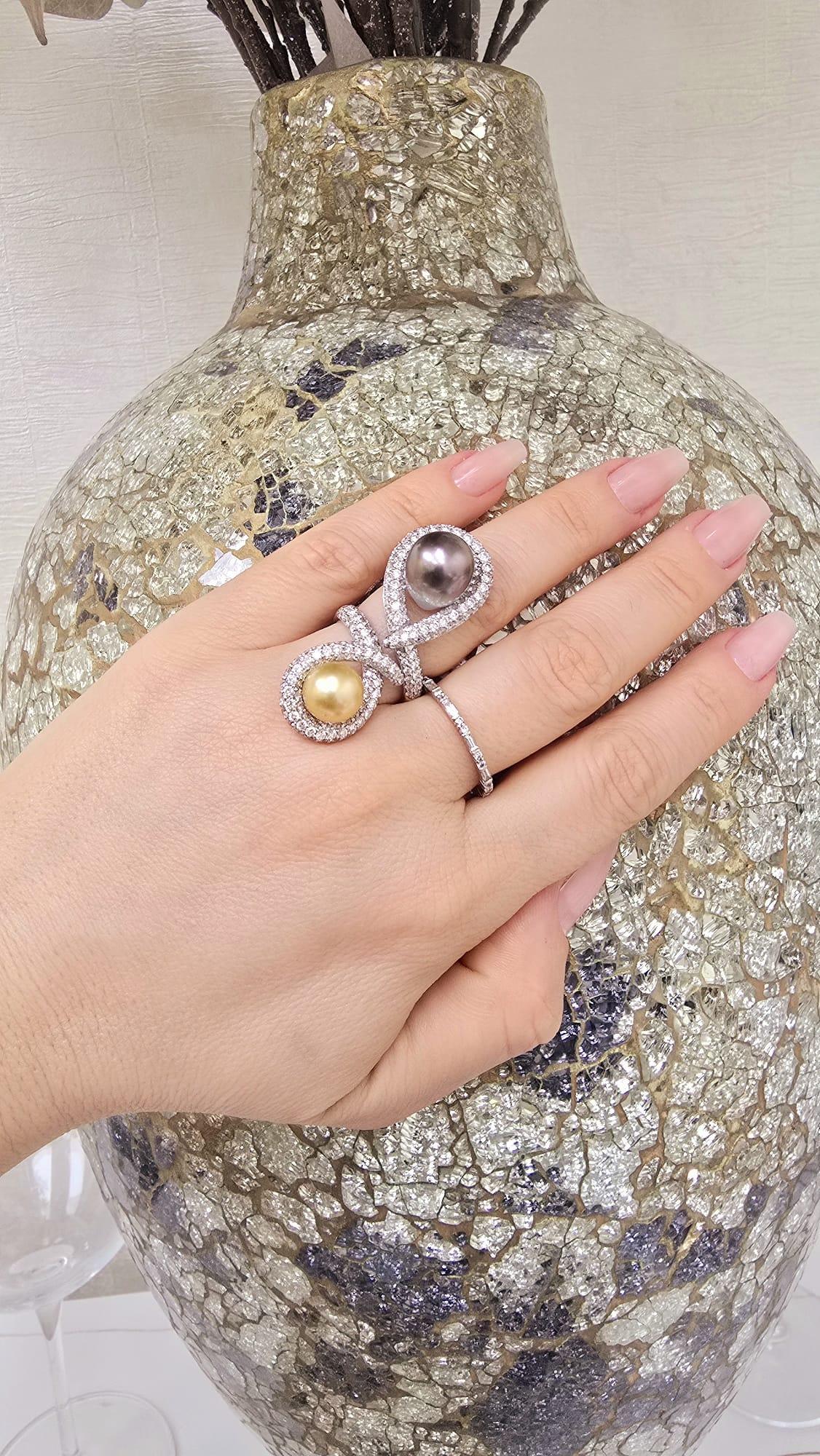 A&M. Bague en or blanc 18 carats ornée d'un diamant et d'une perle jaune et d'une perle noire. Neuf - En vente à New York, NY
