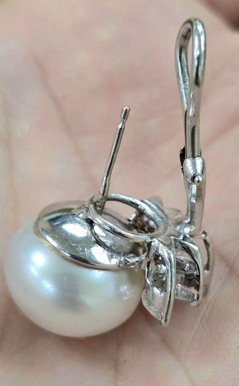 da uomo o donna Orecchini Diana M. I. in oro bianco 18 kt con diamanti e perle di 14 mm. in vendita