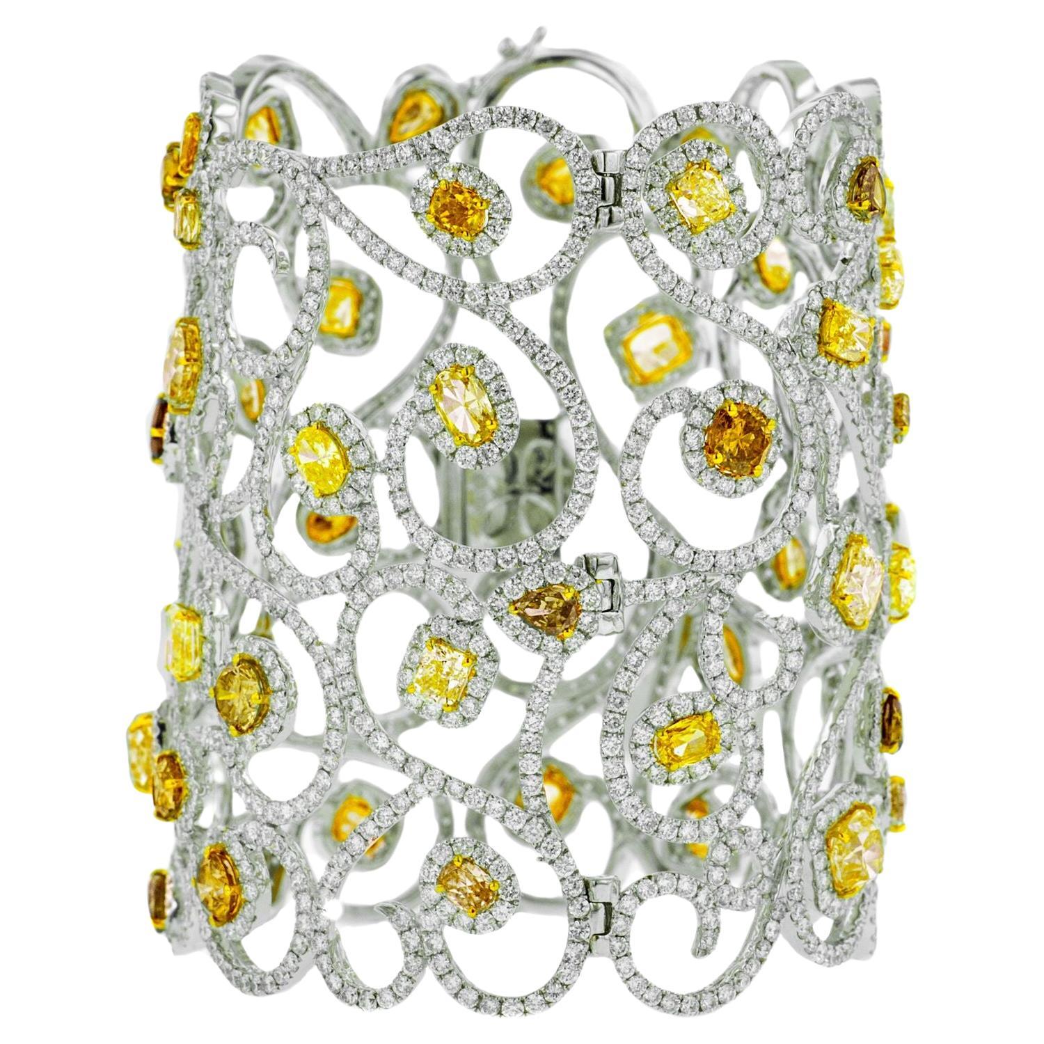 Diana M Diamant-Armreif aus 18 Karat Weißgold mit mehreren Diamanten 57 Karat  im Angebot