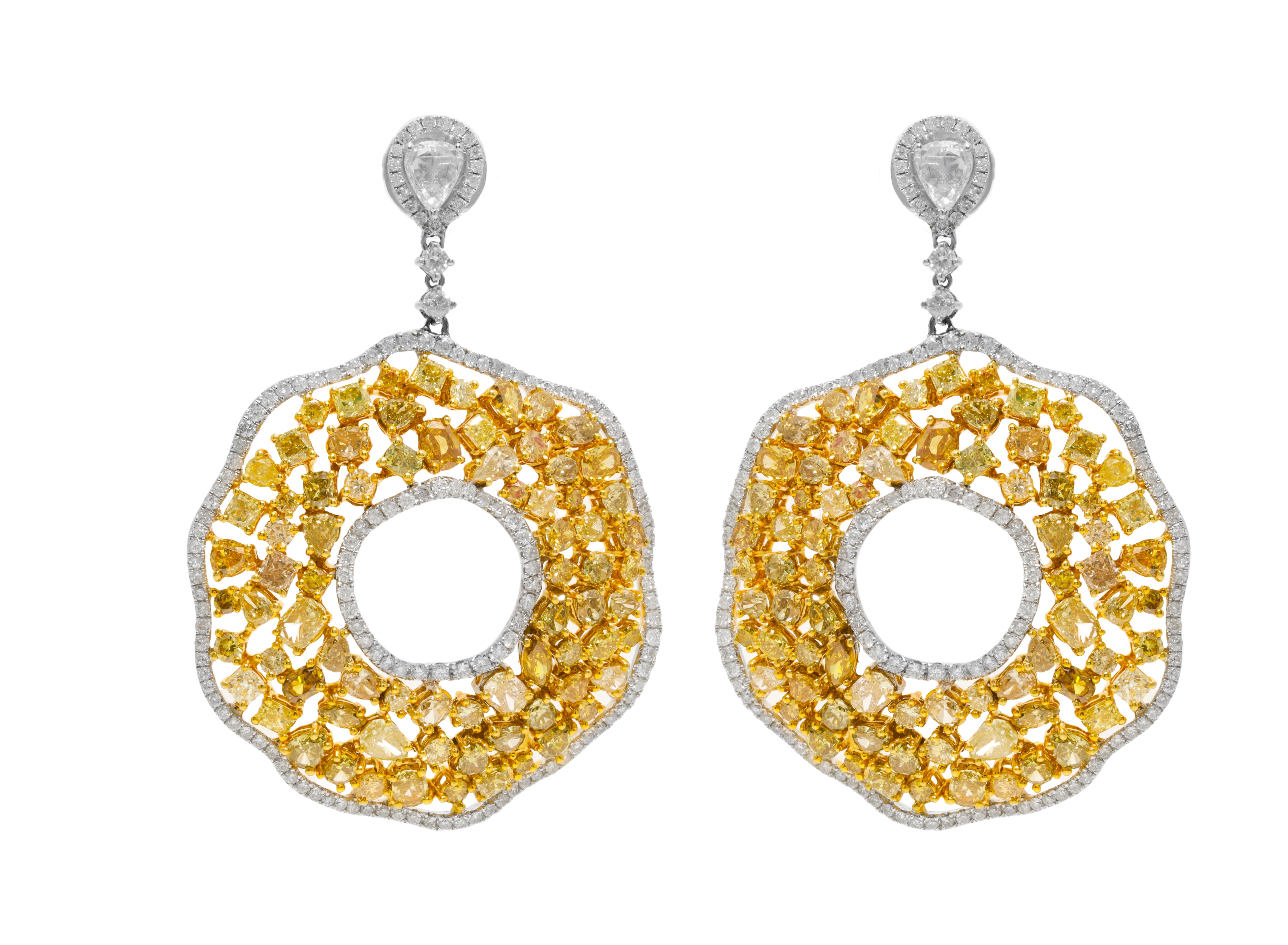 Taille ronde M. A&M.  Boucles d'oreilles en or blanc 18 carats ornées de 15,44 carats de diamants  en vente