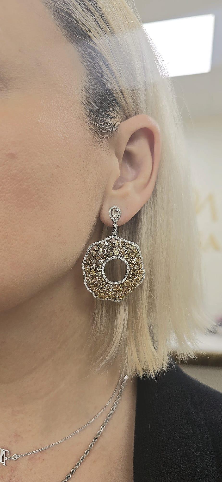 Taglio rotondo Diana M.  Orecchini in oro bianco 18 kt con diamanti da 15,44 carati in vendita