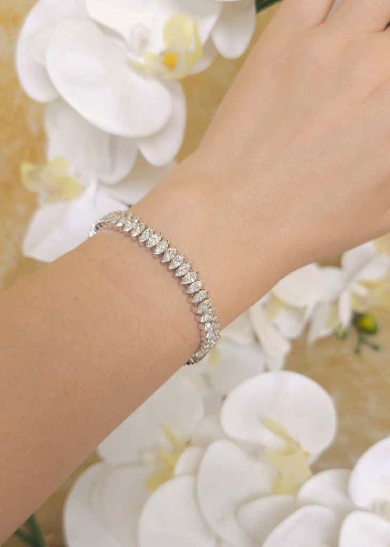 Moderne M. A&M.  Bracelet tennis en or blanc 18 carats orné de 12,32 carats de diamants en vente