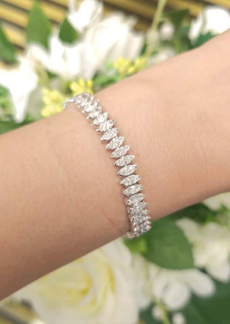 M. A&M.  Bracelet tennis en or blanc 18 carats orné de 12,32 carats de diamants Neuf - En vente à New York, NY