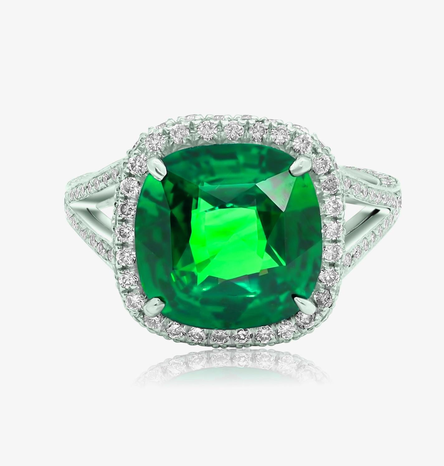 Smaragd-Diamantring aus 18 Karat Weißgold mit einem grünen Smaragd im Kissenschliff von 6,63 Karat und 1,50 Karat runden Mikropave-Diamanten in einer Halo-Fassung.
Diana M. ist seit über 35 Jahren ein führender Anbieter von hochwertigem