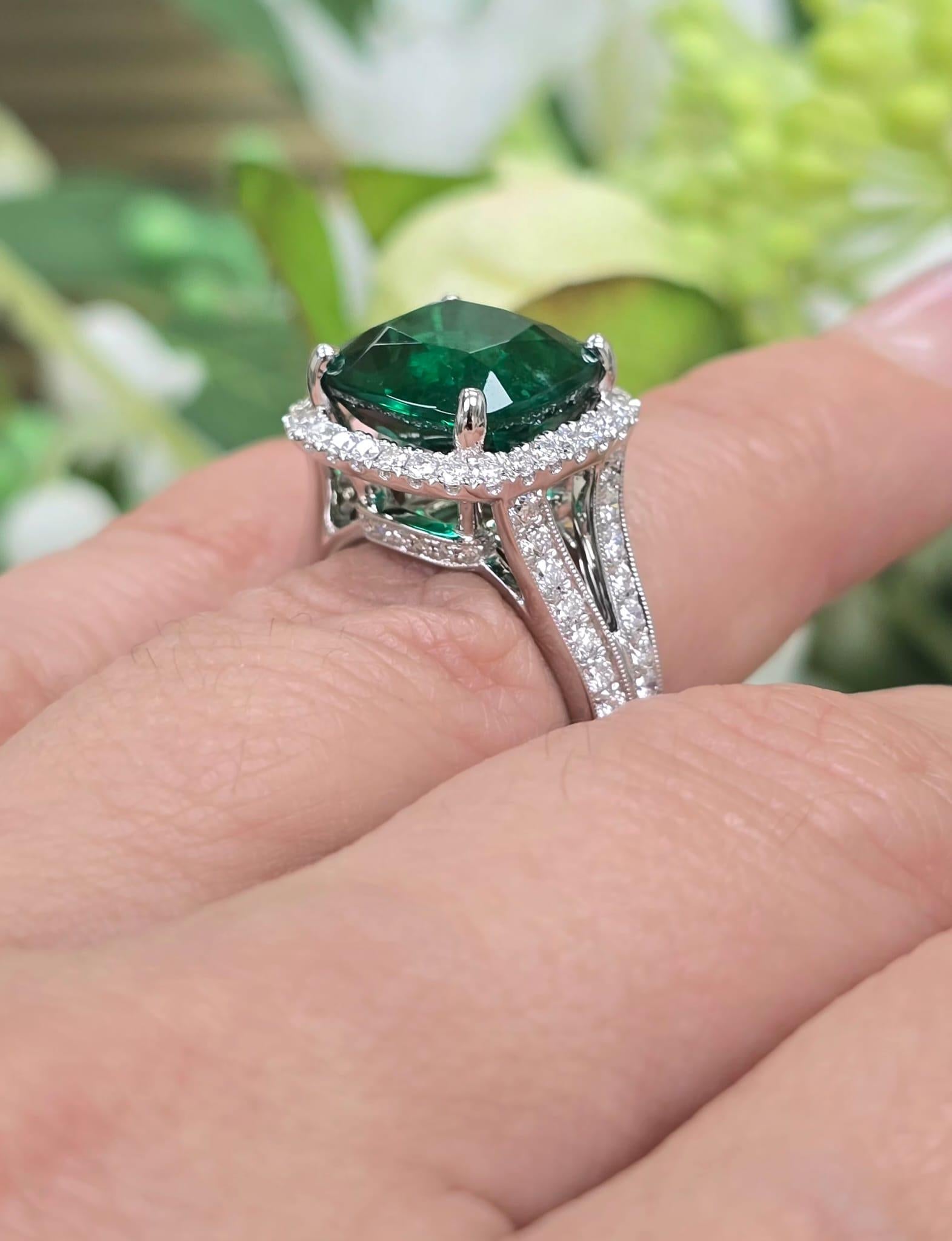 Diana M. Anello con diamante smeraldo in oro bianco 18 kt con un diamante da 6,63 ct. In condizioni Nuovo in vendita a New York, NY