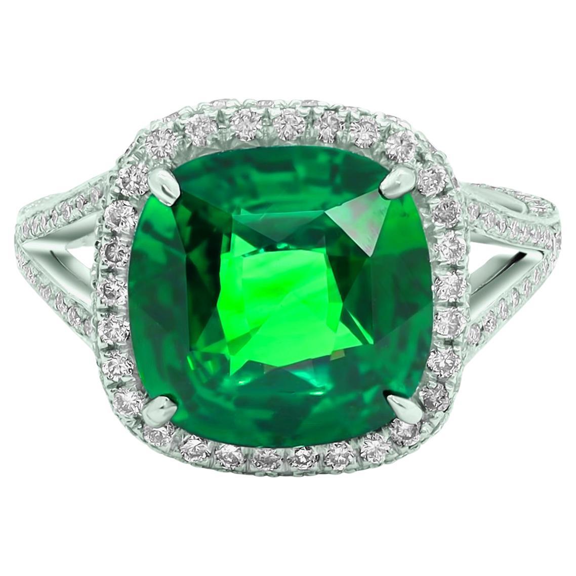 Diana M. Smaragd-Diamantring aus 18 Karat Weißgold mit einem Gewicht von 6,63 Karat  im Angebot