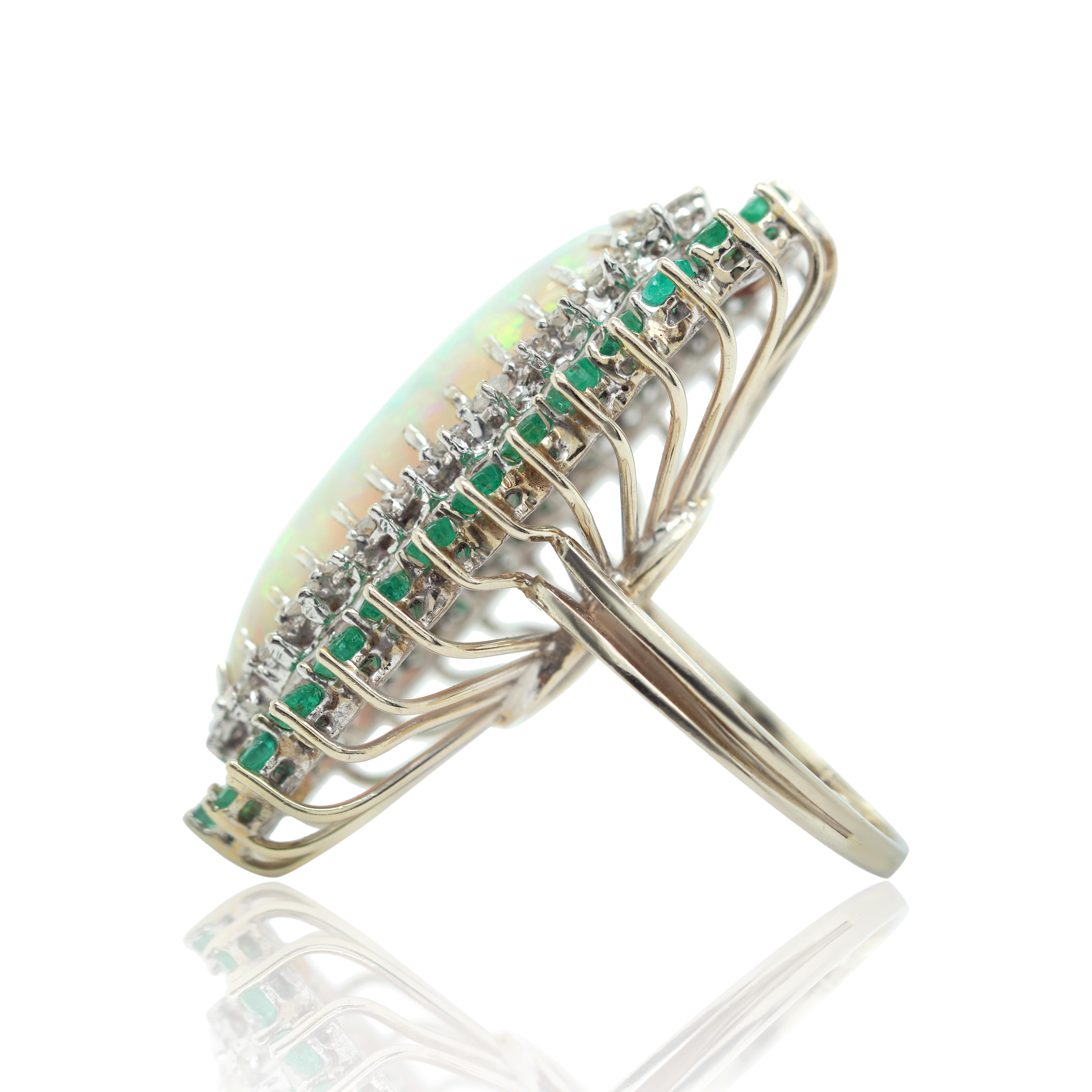 Diana M. Ring aus 18 Karat Weißgold mit Opal, Smaragd und Diamanten mit einem Gewicht von 7,00 Karat  (Moderne) im Angebot