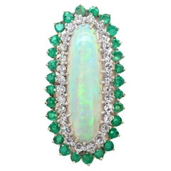 Diana M. Ring aus 18 Karat Weißgold mit Opal, Smaragd und Diamanten mit einem Gewicht von 7,00 Karat