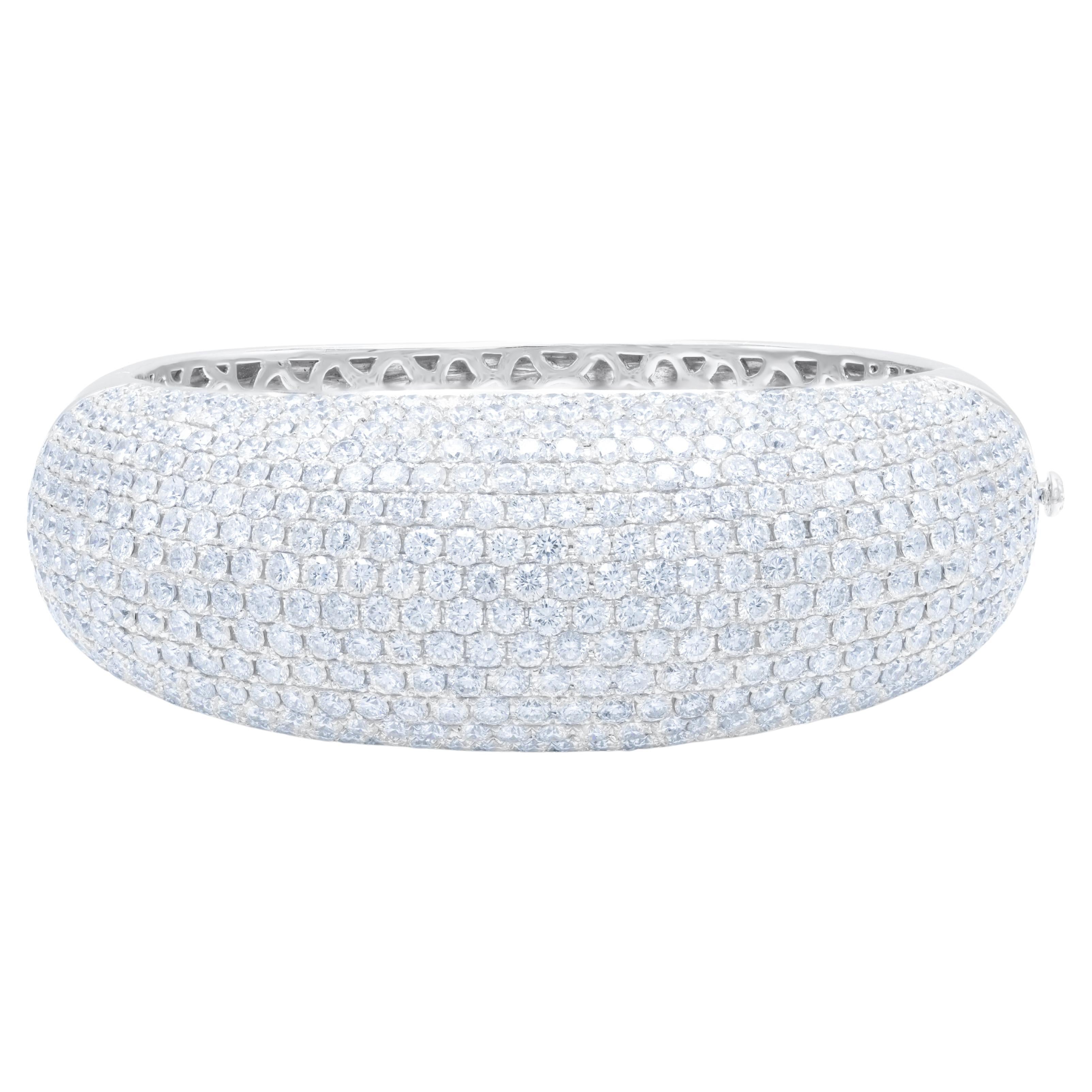 Diana M. Bracelet jonc pavé de diamants de 35,00 carats 