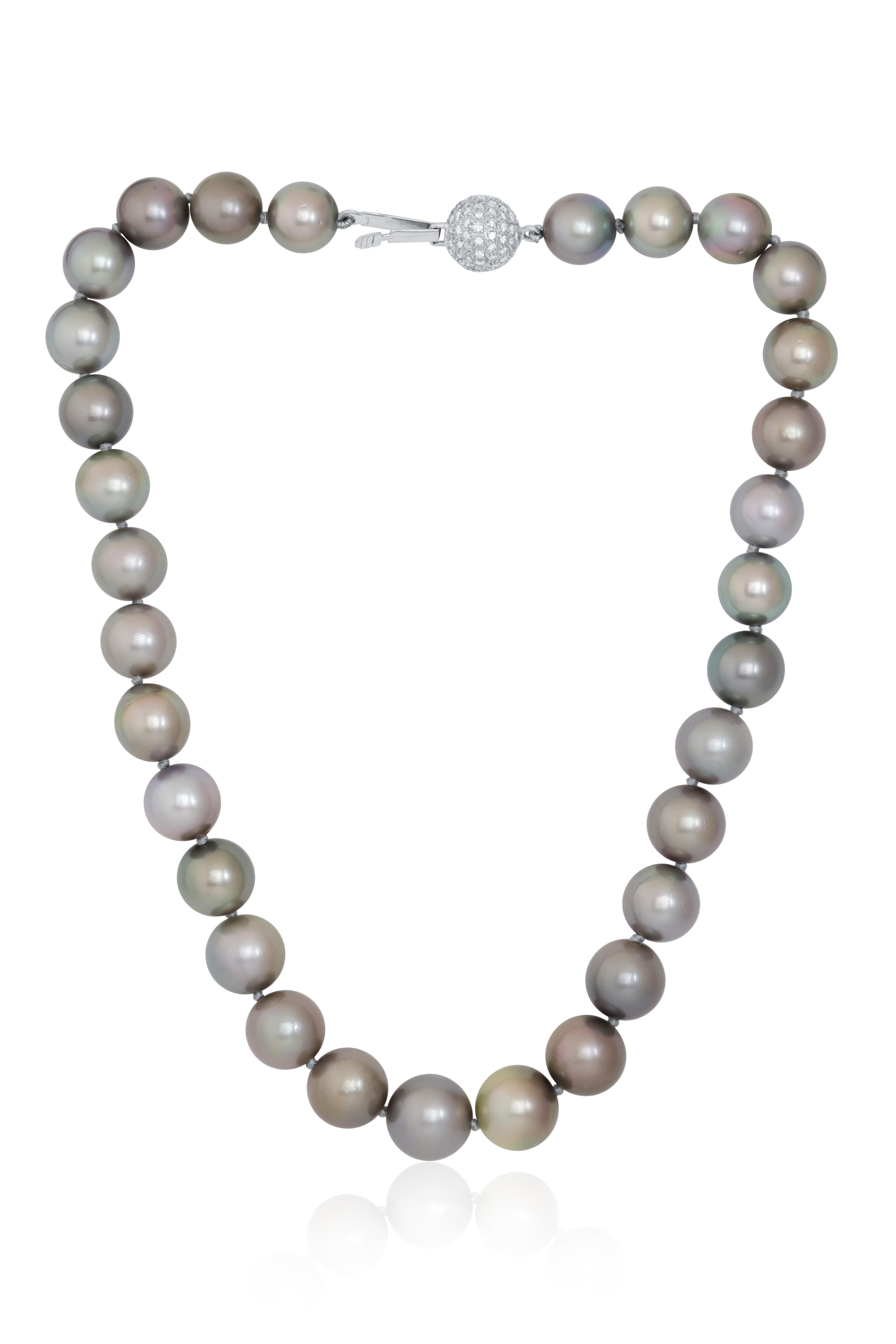 Modern Diana M. 18 kt white gold pearl necklace adorned with black pearls and clip For Sale