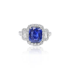 Diana M. 18 kt white gold sapphire diamond ring featuring a 3.58 ct
