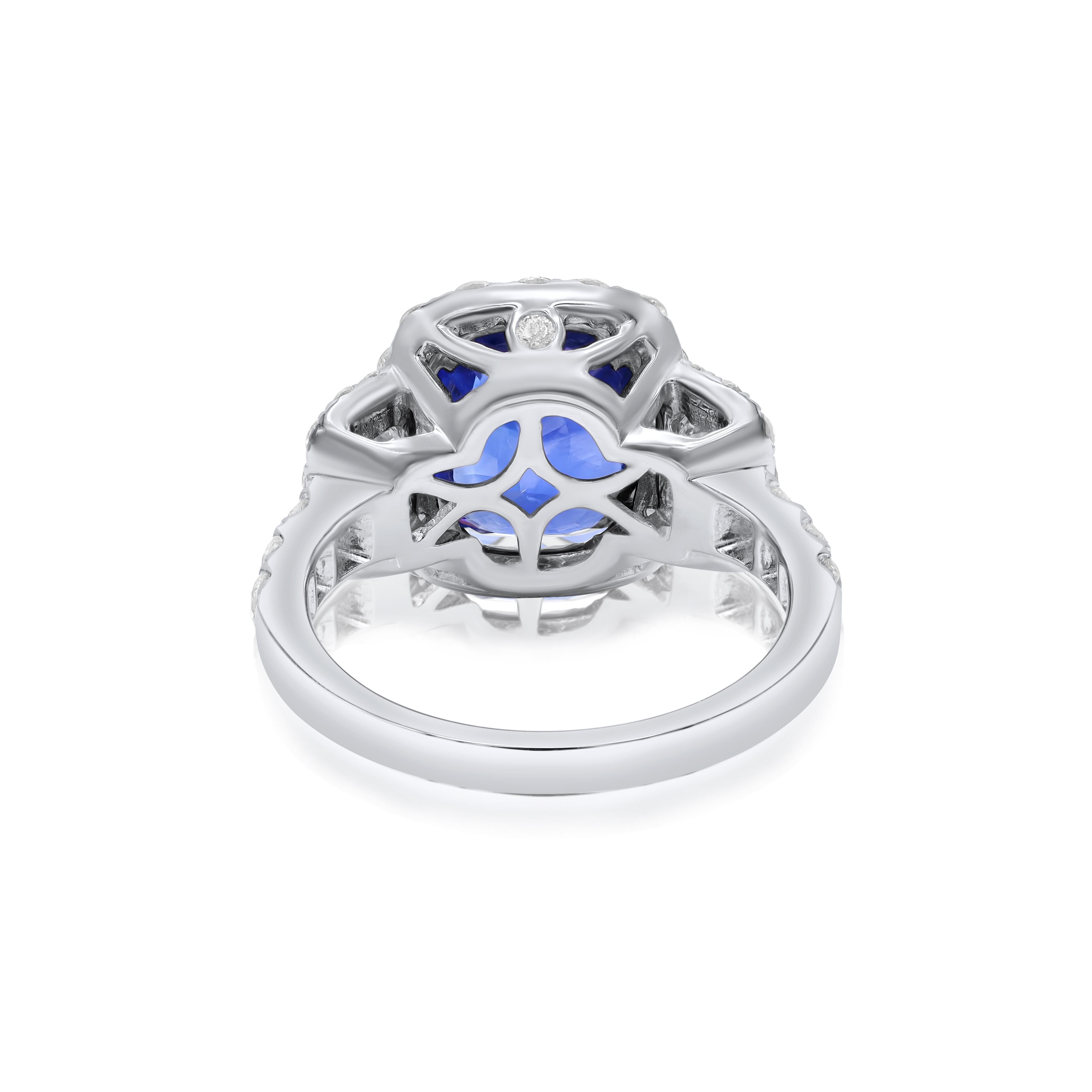 Modern Diana M. 18 kt white gold sapphire diamond ring featuring a 3.58 ct  For Sale