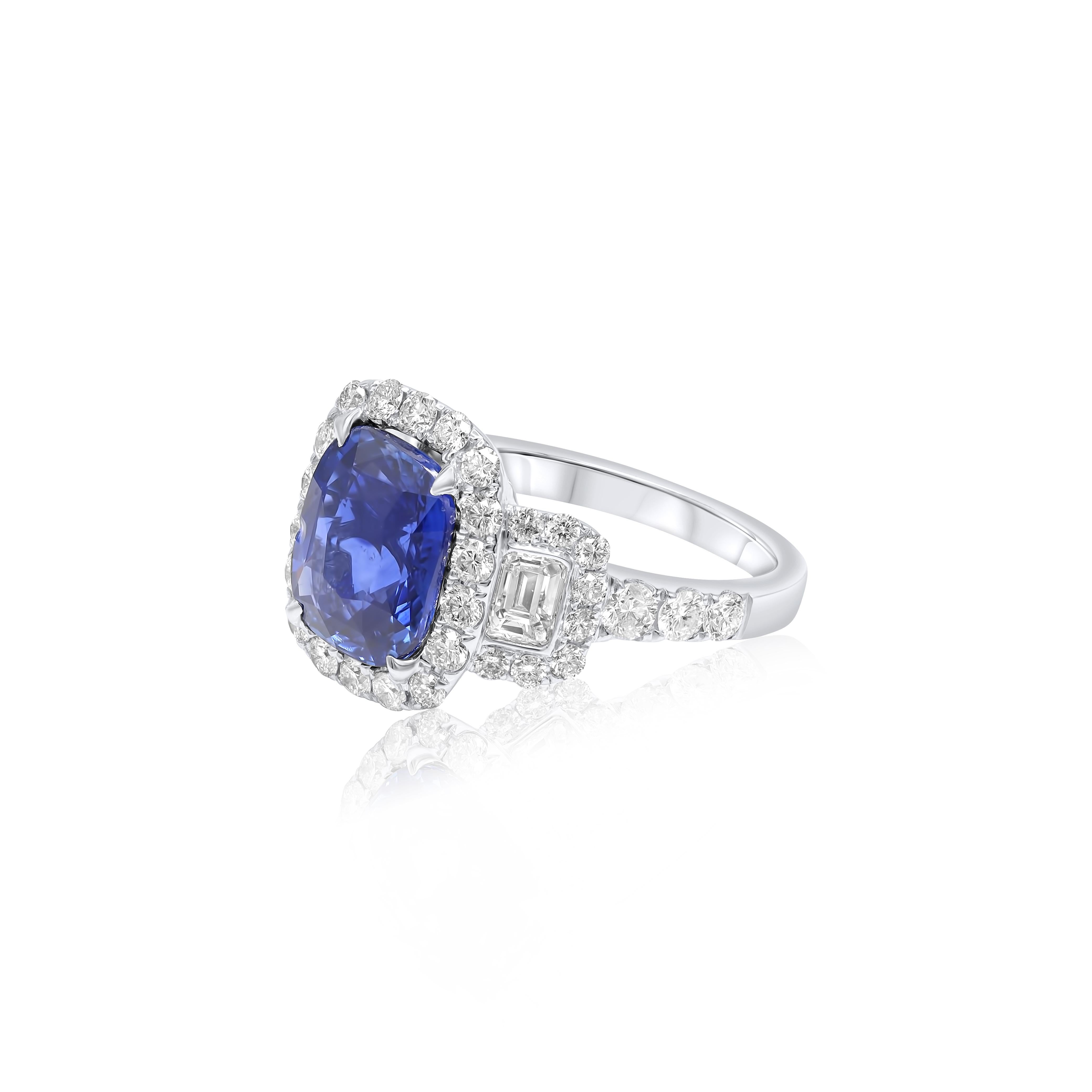 Cushion Cut Diana M. 18 kt white gold sapphire diamond ring featuring a 3.58 ct  For Sale
