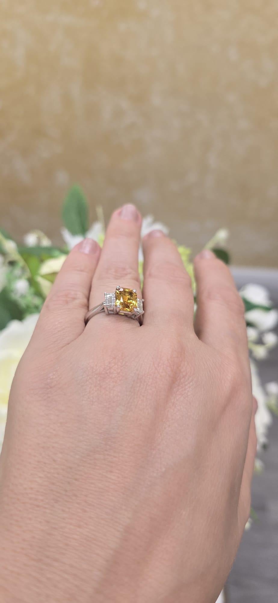 da uomo o donna Diana M. Oro bianco 18 carati  oraggio giallo  anello con zaffiro e diamante  2,97 ct in vendita
