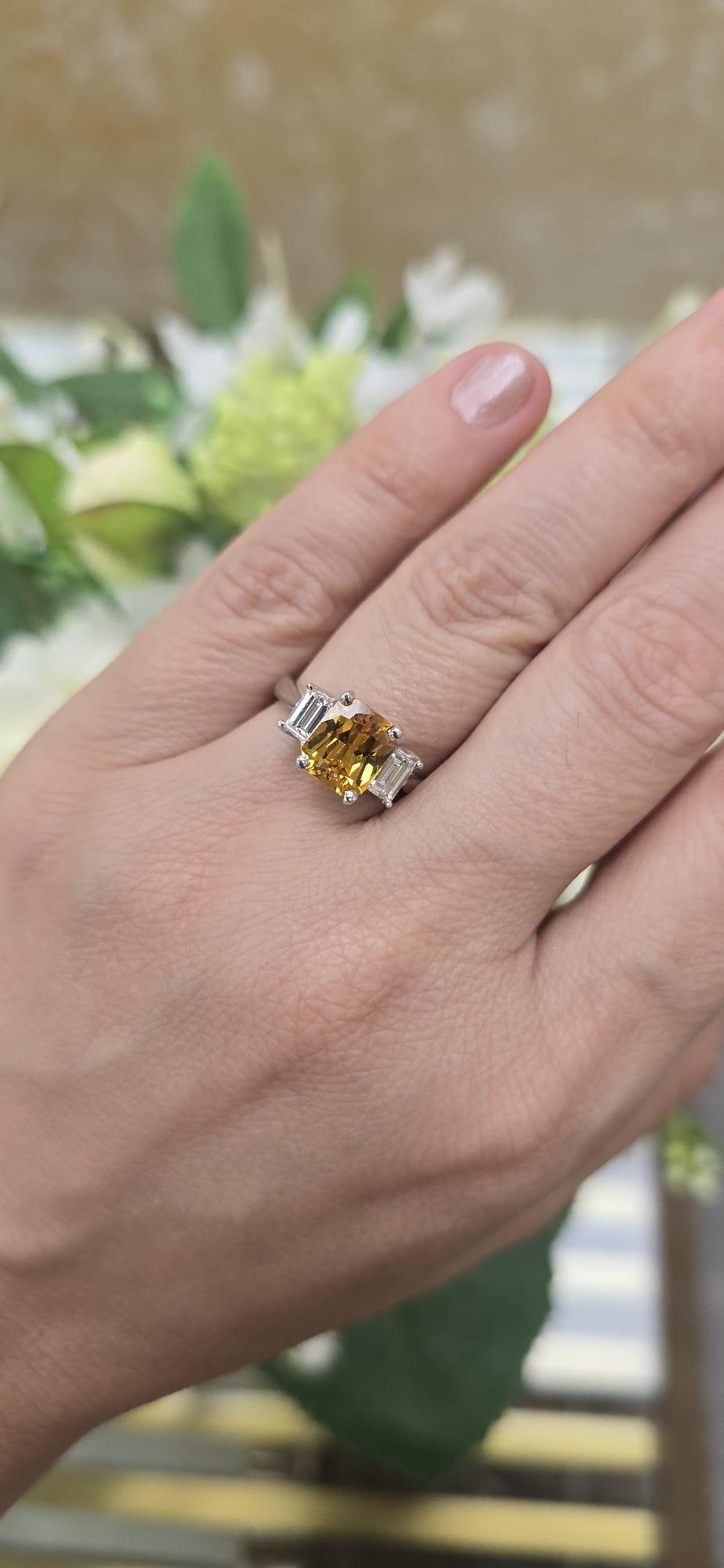 Diana M. Oro bianco 18 carati  oraggio giallo  anello con zaffiro e diamante  2,97 ct in vendita 1
