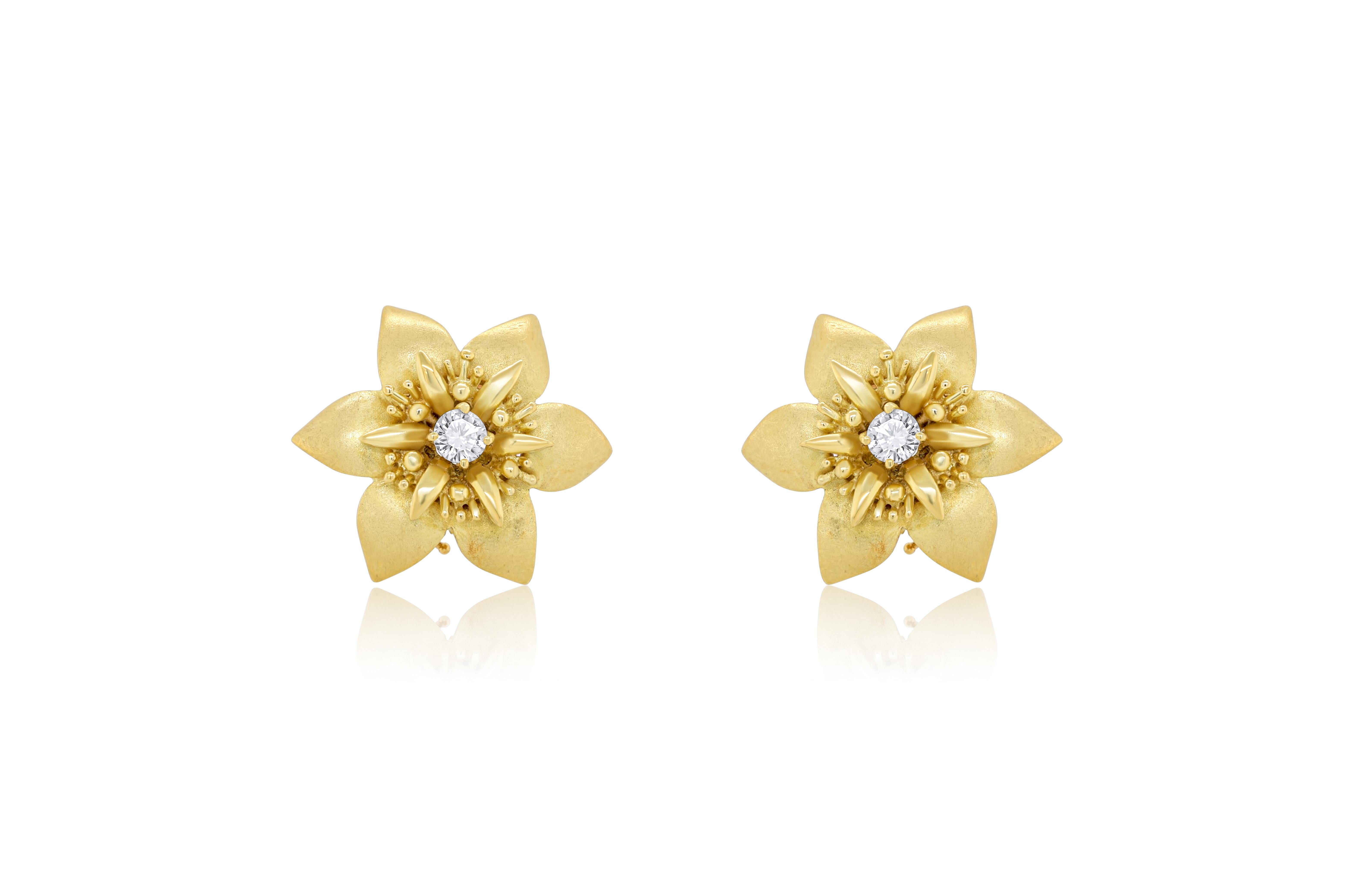Moderne Diana M. Boucles d'oreilles fleurs en or jaune 18 carats et diamants de 0,70 carat tw  en vente