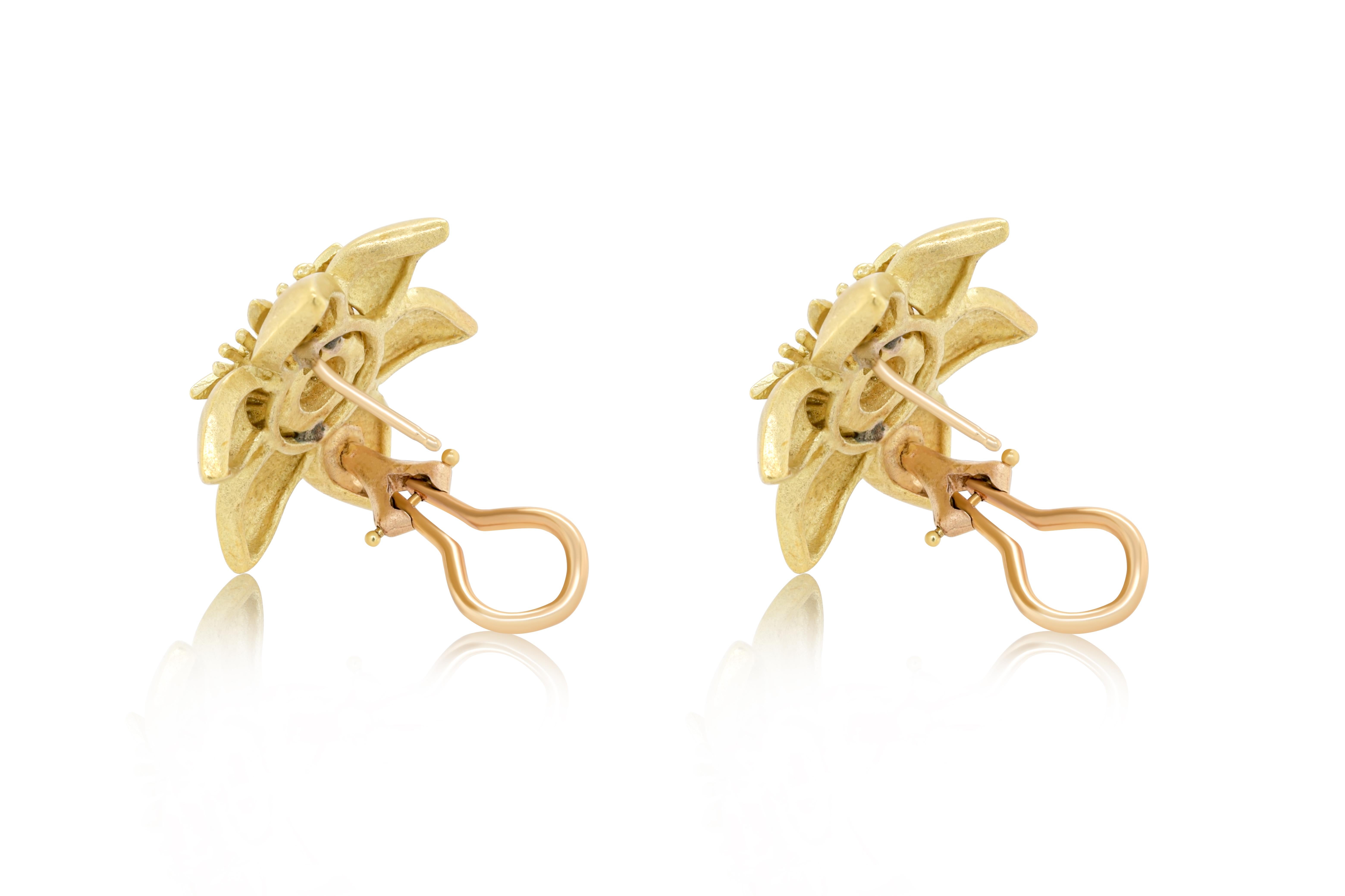 Taille ronde Diana M. Boucles d'oreilles fleurs en or jaune 18 carats et diamants de 0,70 carat tw  en vente