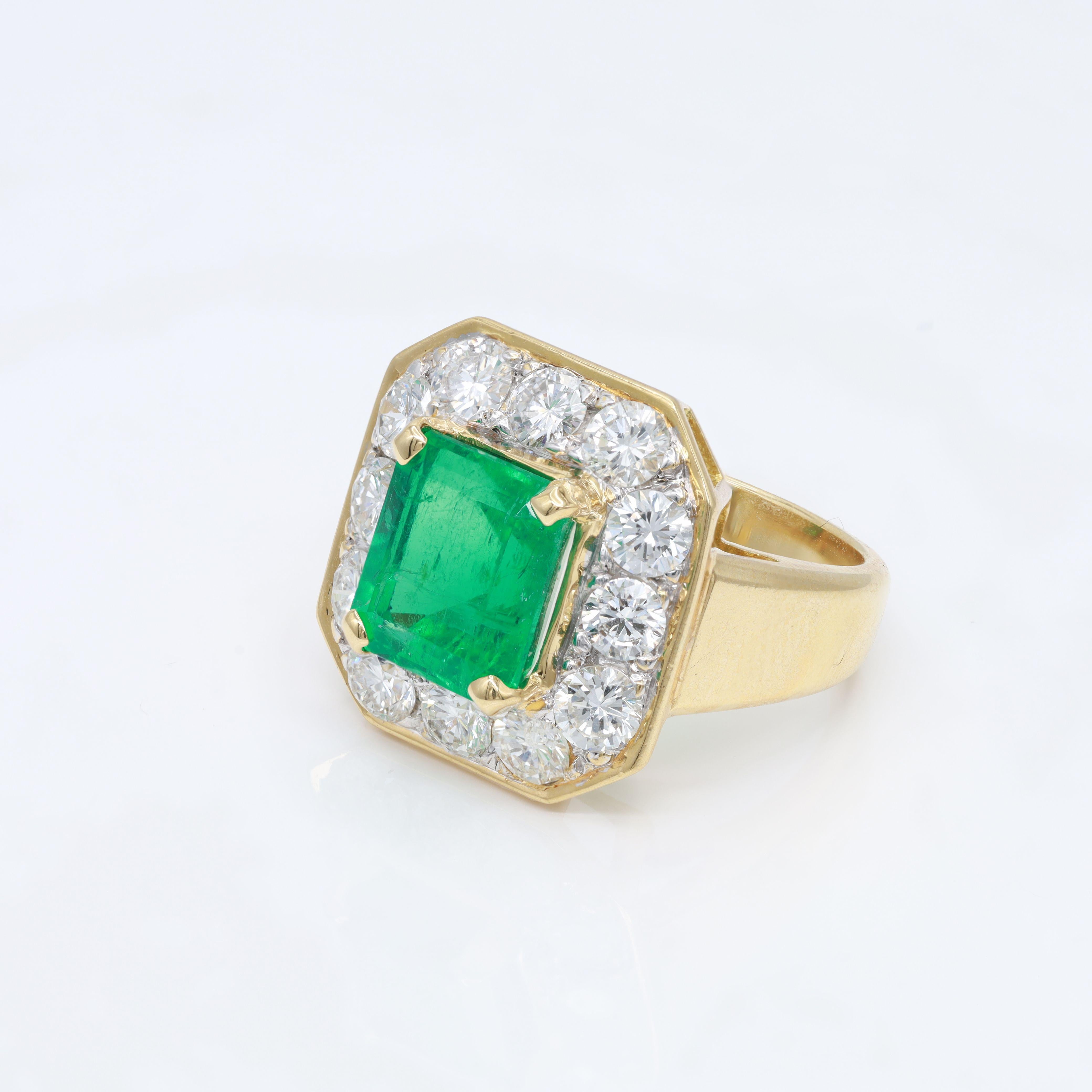 Diana M. Ring aus 18 Karat Gelbgold mit Smaragd und Diamanten in der Mitte mit 3,70 Karat  (Kissenschliff) im Angebot