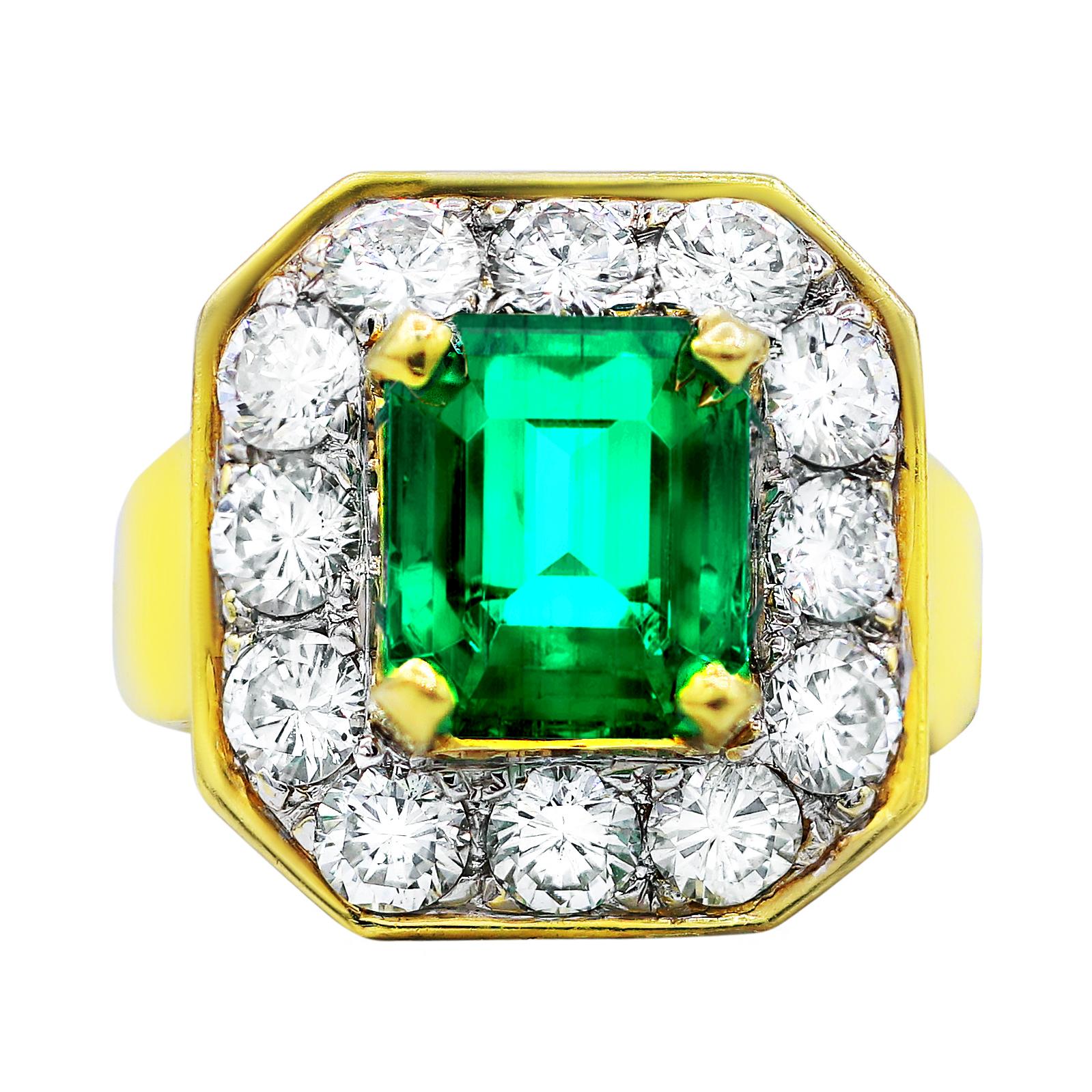 Diana M. 18 kt yellow gold emerald and diamond ring featuring a center 3.70 ct  In New Condition For Sale In New York, NY