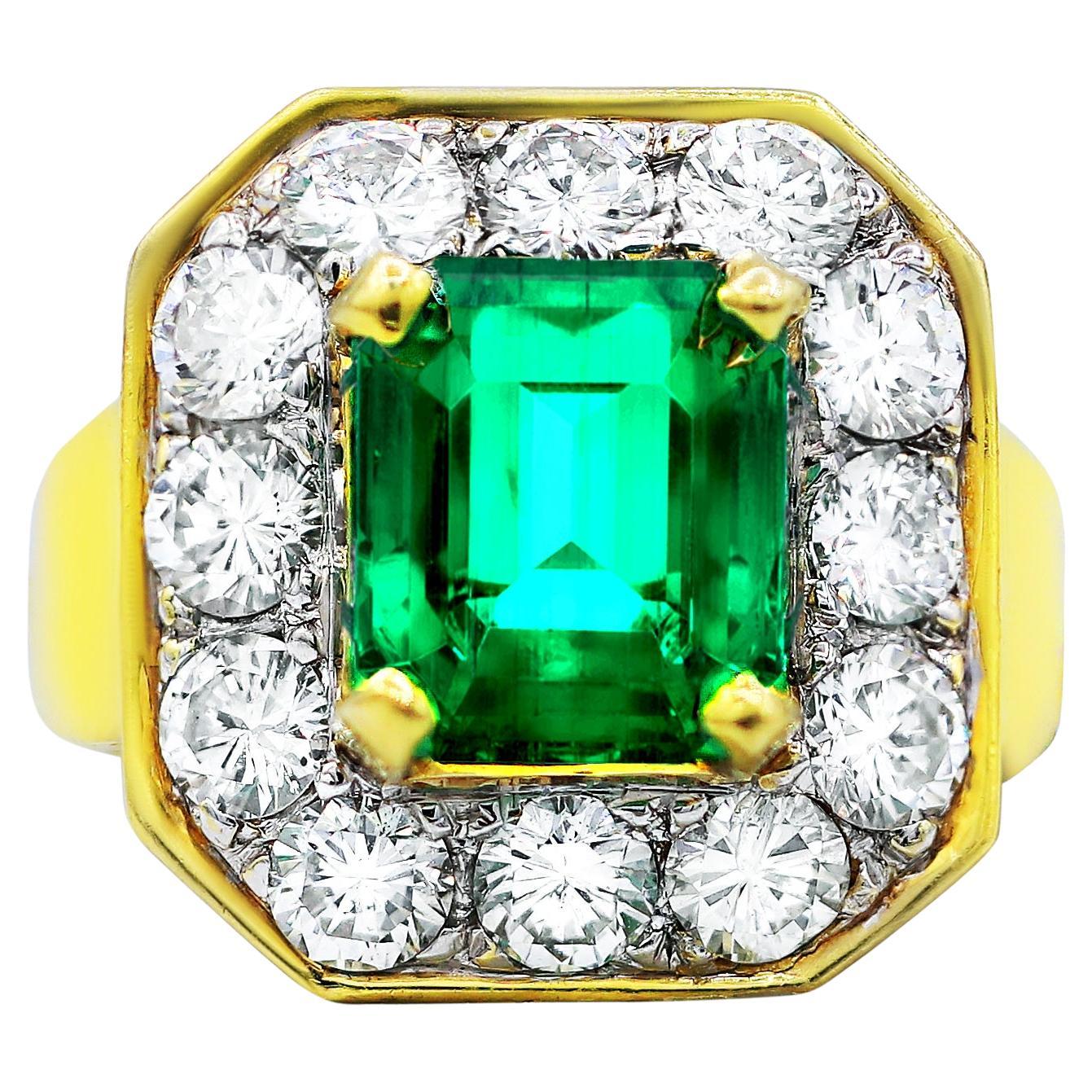 Diana M. 18 kt yellow gold emerald and diamond ring featuring a center 3.70 ct  For Sale