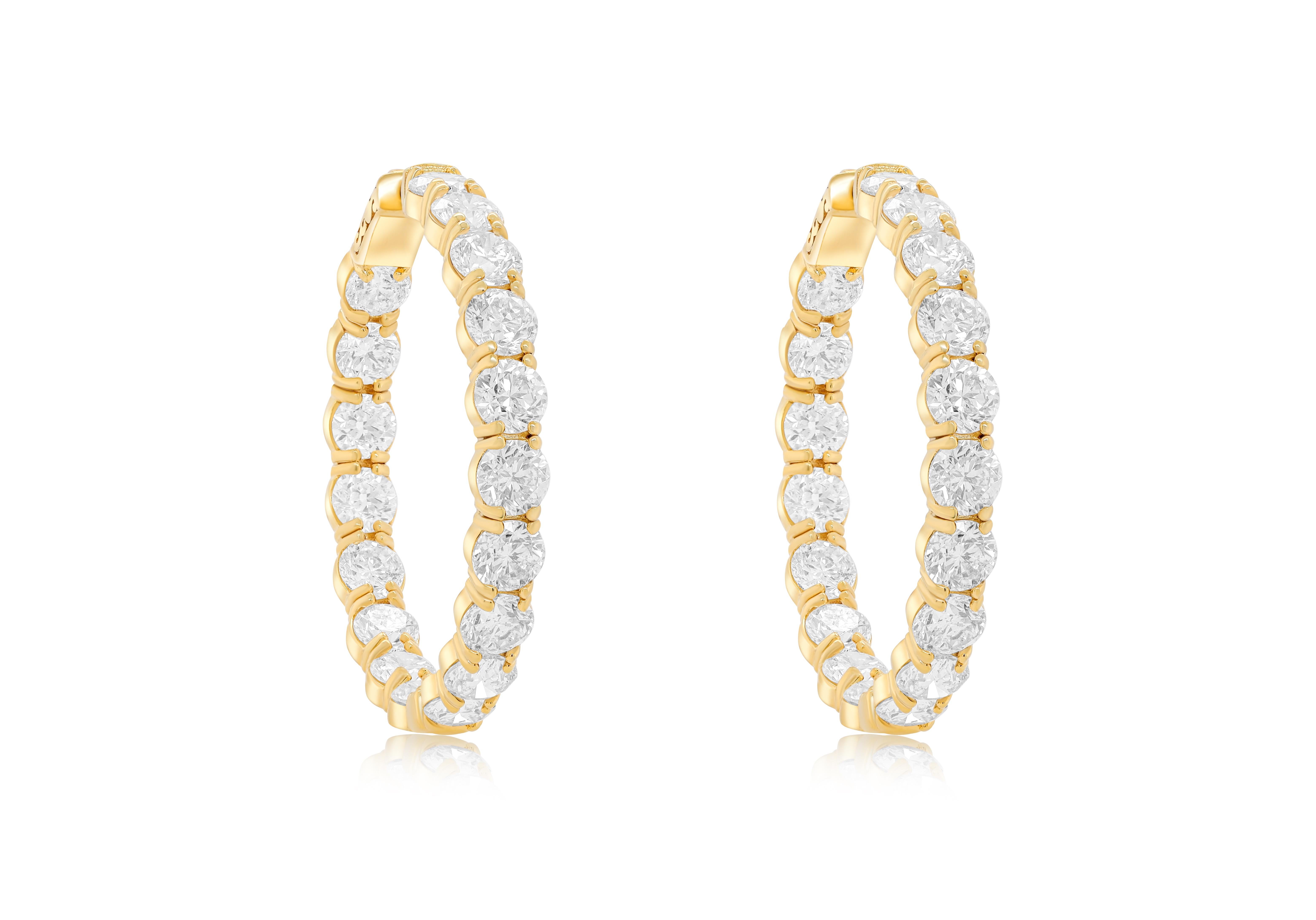 Modern Diana M. 18 kt yellow gold inside-out hoop earrings adorned with 19.05 cts For Sale