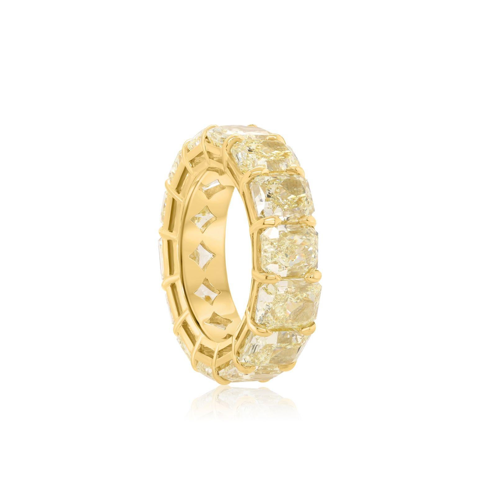 Modern Diana M. 18 kt yellow gold wedding band featuring 15.38 cts tw of GIA cushions For Sale