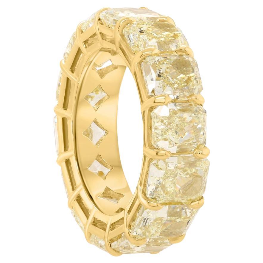Diana M. 18 kt yellow gold wedding band featuring 15.38 cts tw of GIA cushions For Sale