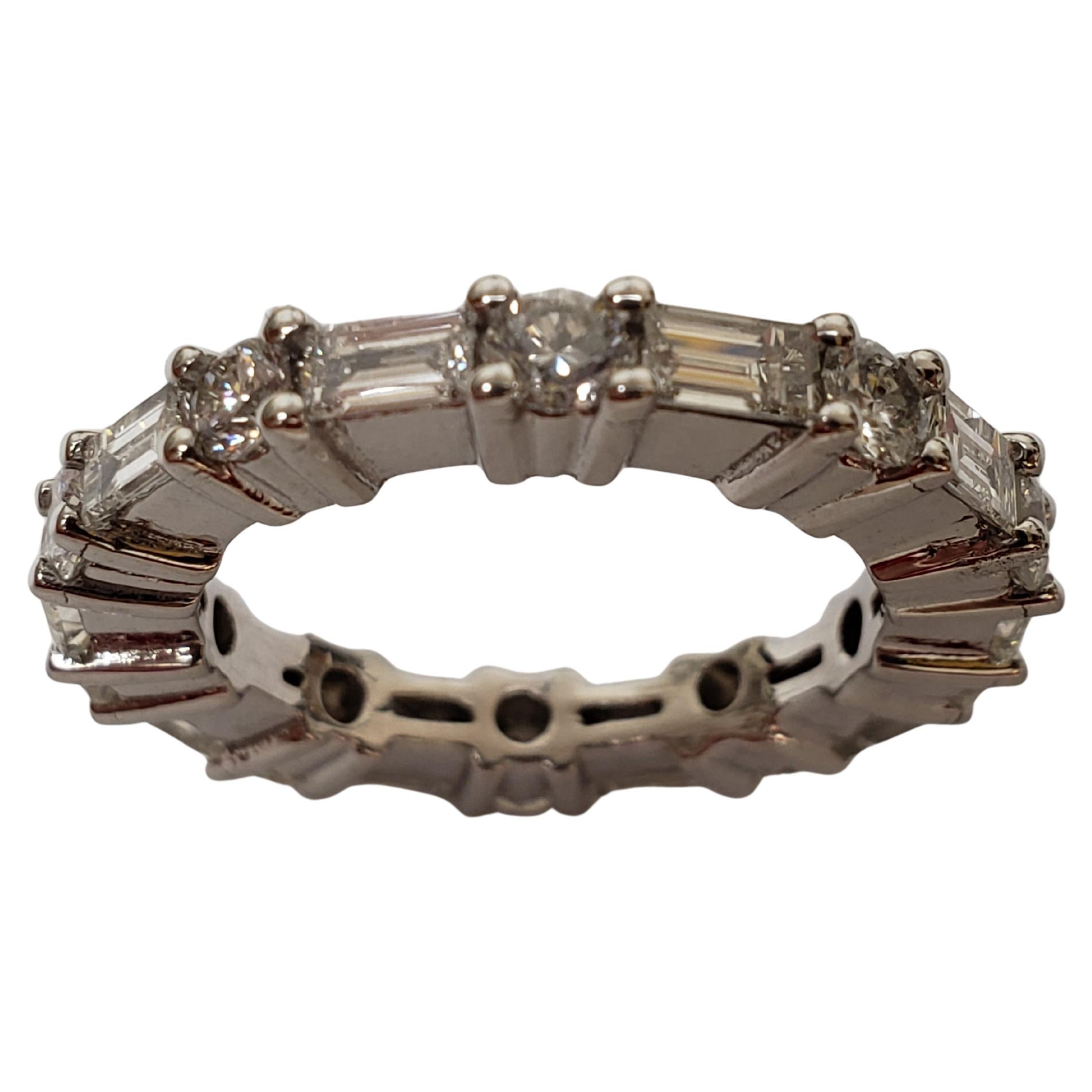 Diana M Alianza de boda con diamantes redondos y baguette de 2,80 ct en oro blanco de 18 quilates