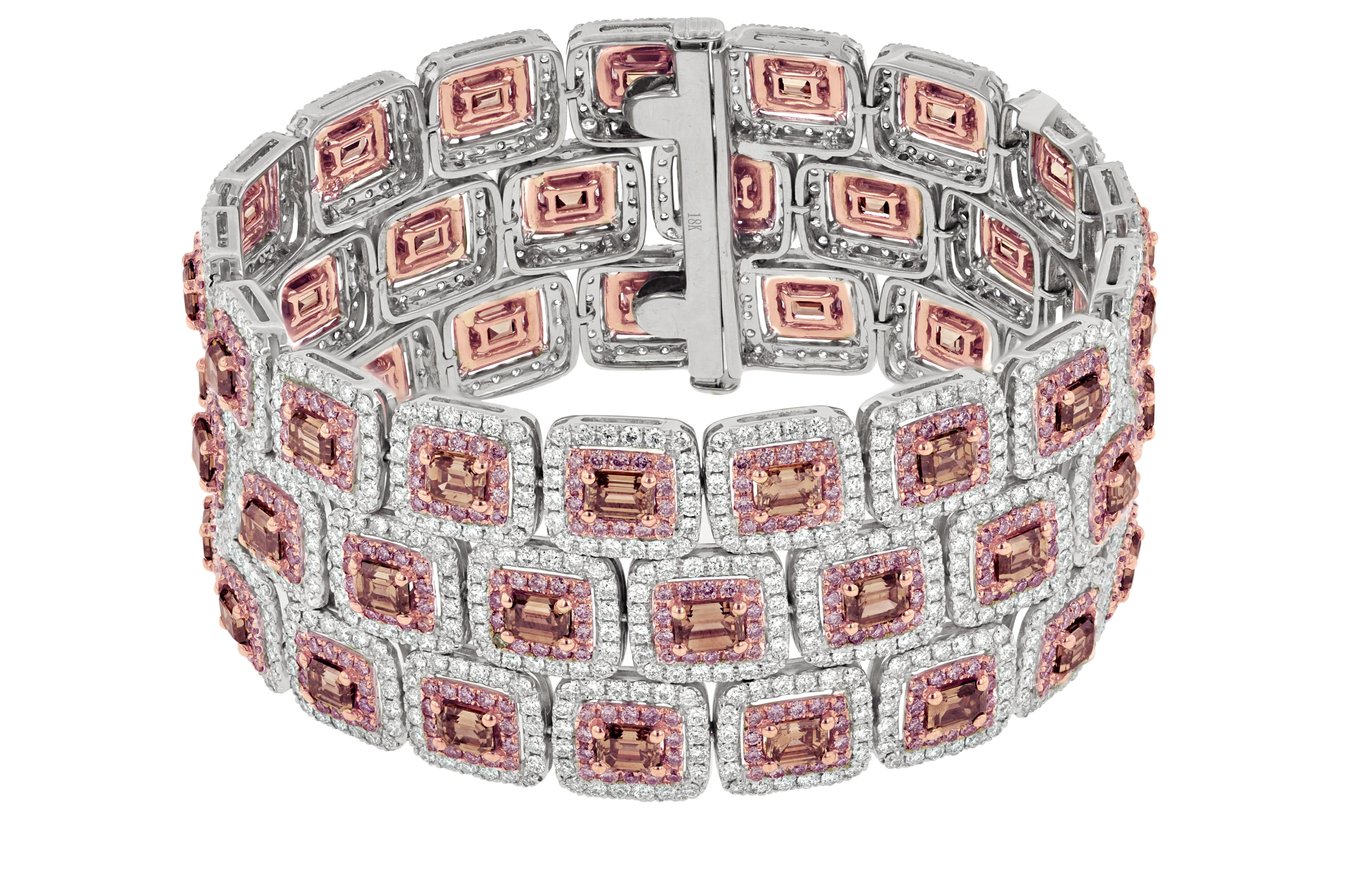 Moderno Diana M. A&M in oro bianco 18 carati con 3 file di diamanti rosa e smeraldo aureola  Bracciale in vendita