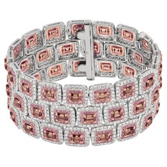 Diana M. A&M in oro bianco 18 carati con 3 file di diamanti rosa e smeraldo aureola  Bracciale