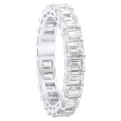 Diana M Eternity-Ring aus 18 Karat Weißgold mit 3,65 Karat Diamanten im Smaragdschliff