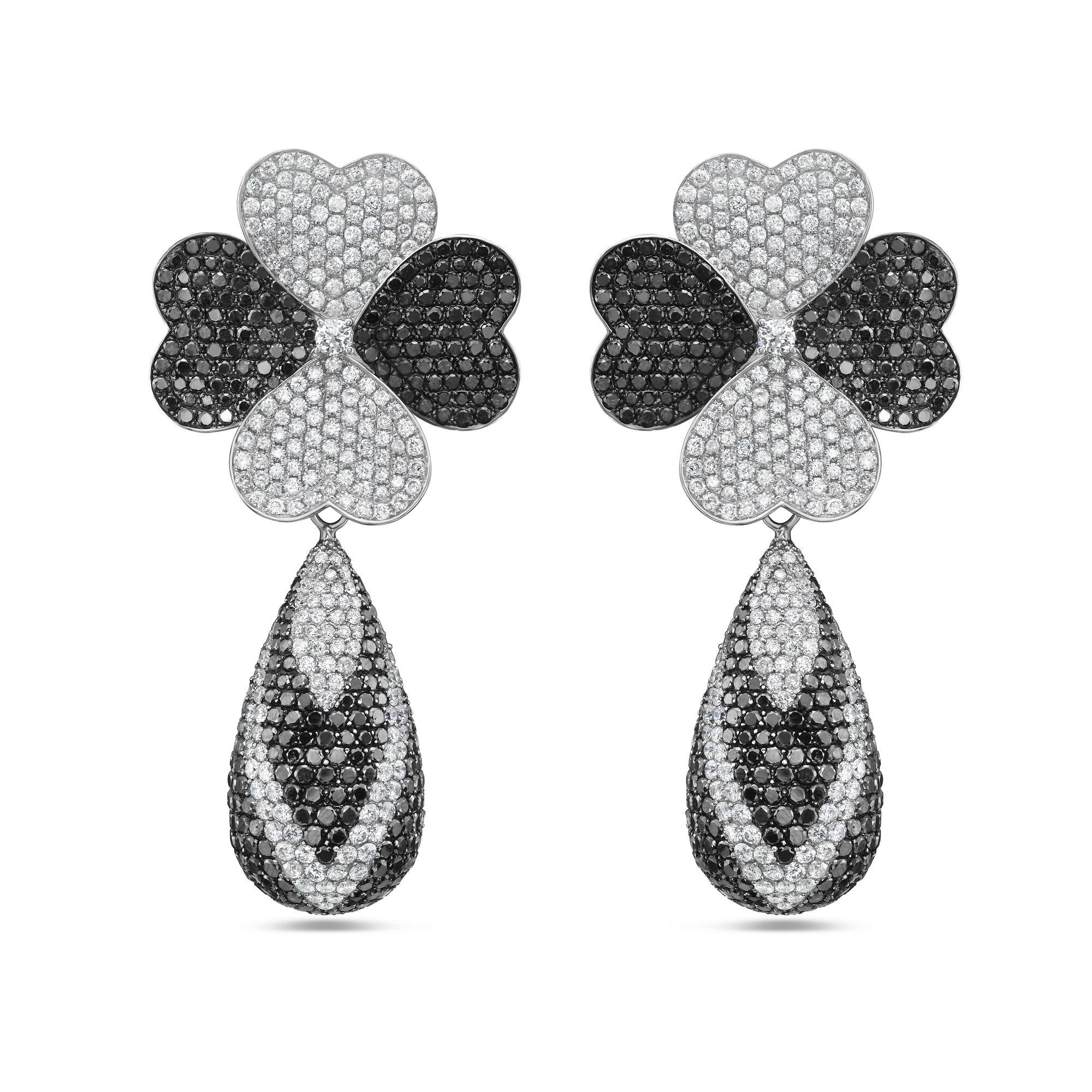 Moderne A&M. Boucles d'oreilles pendantes en or blanc 18 carats avec fleurs en diamant noir et blanc en vente