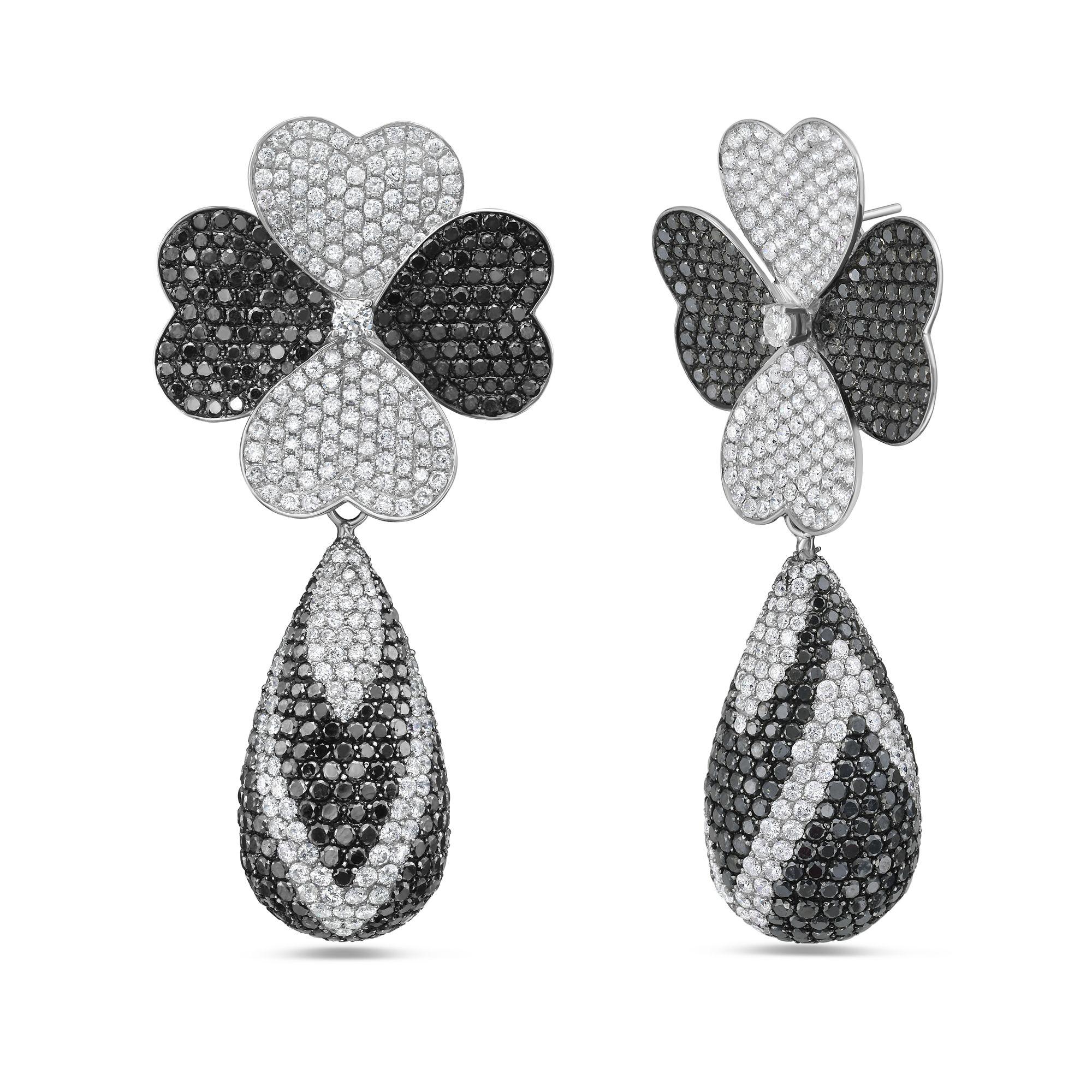 Taille ronde A&M. Boucles d'oreilles pendantes en or blanc 18 carats avec fleurs en diamant noir et blanc en vente
