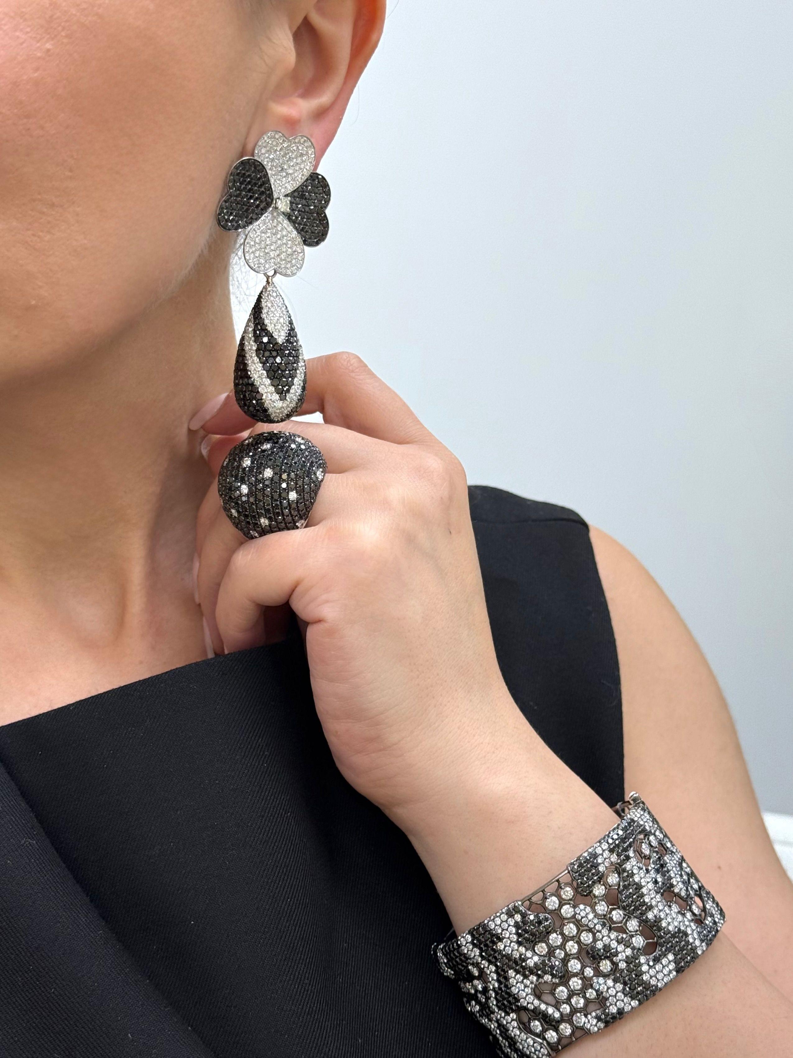 A&M. Boucles d'oreilles pendantes en or blanc 18 carats avec fleurs en diamant noir et blanc Neuf - En vente à New York, NY
