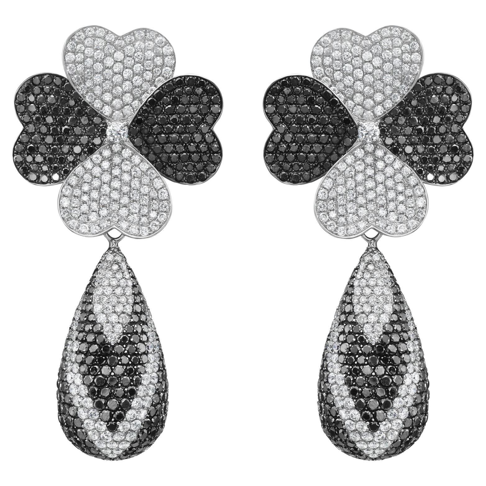 A&M. Boucles d'oreilles pendantes en or blanc 18 carats avec fleurs en diamant noir et blanc