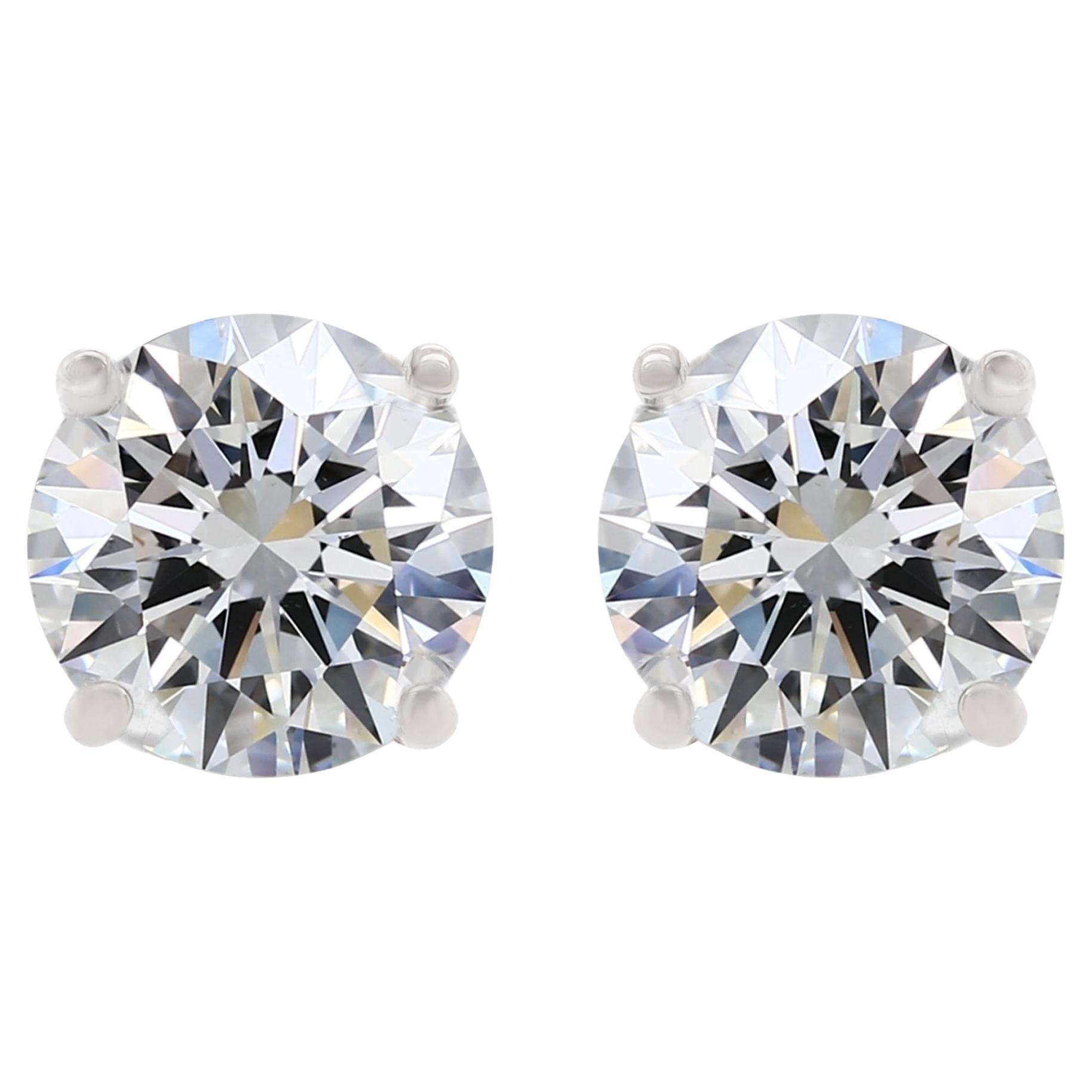 Diana M. 4 Zackenhalterung in naher Farbe Weiß  5.62 Karat Diamant-Ohrstecker im Angebot