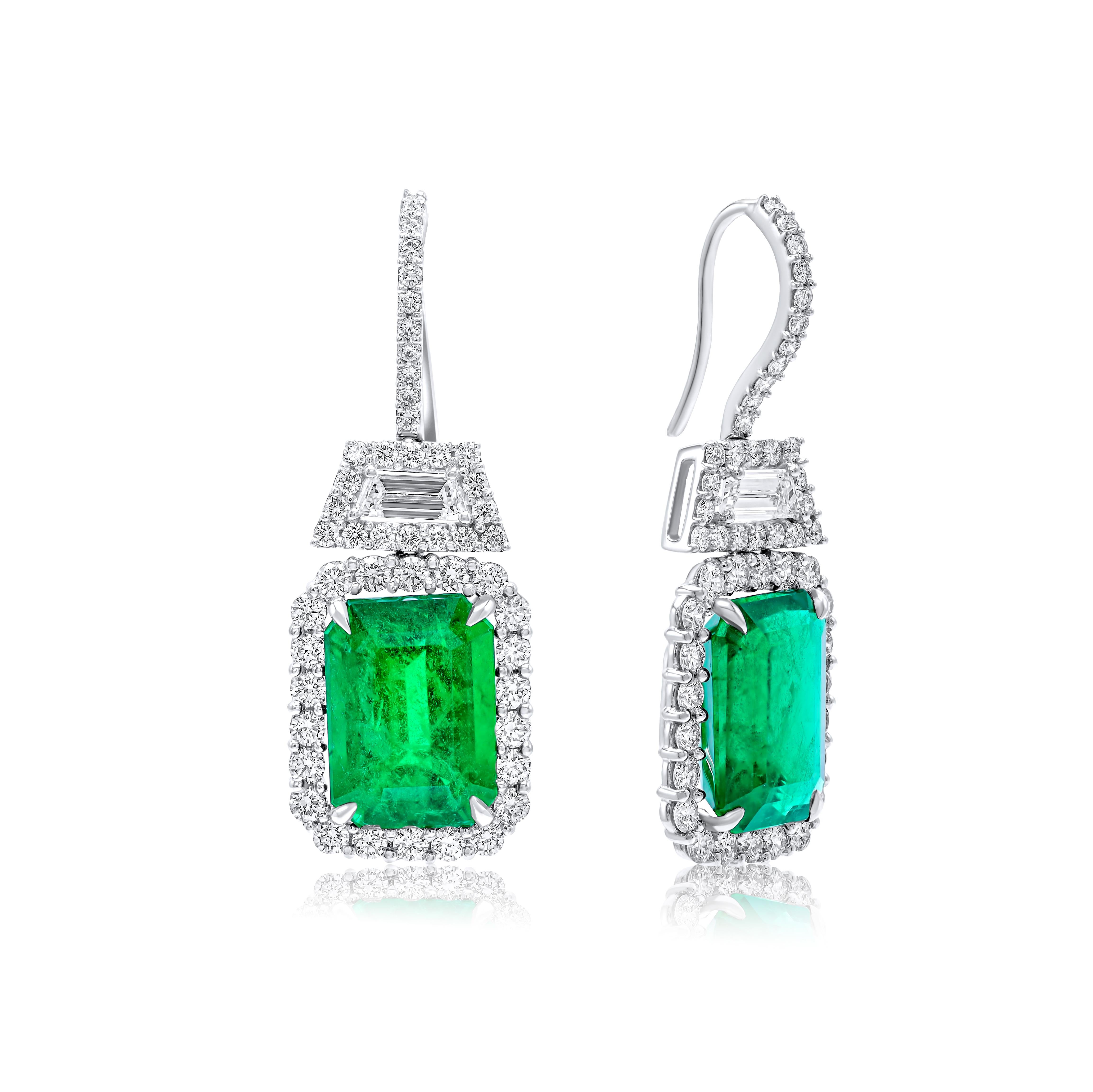 18kt Magnifiques boucles d'oreilles uniques en Emeraude verte ornées de 3.60cts de diamant serti dans de l'or blanc certifié par A.C.C. 