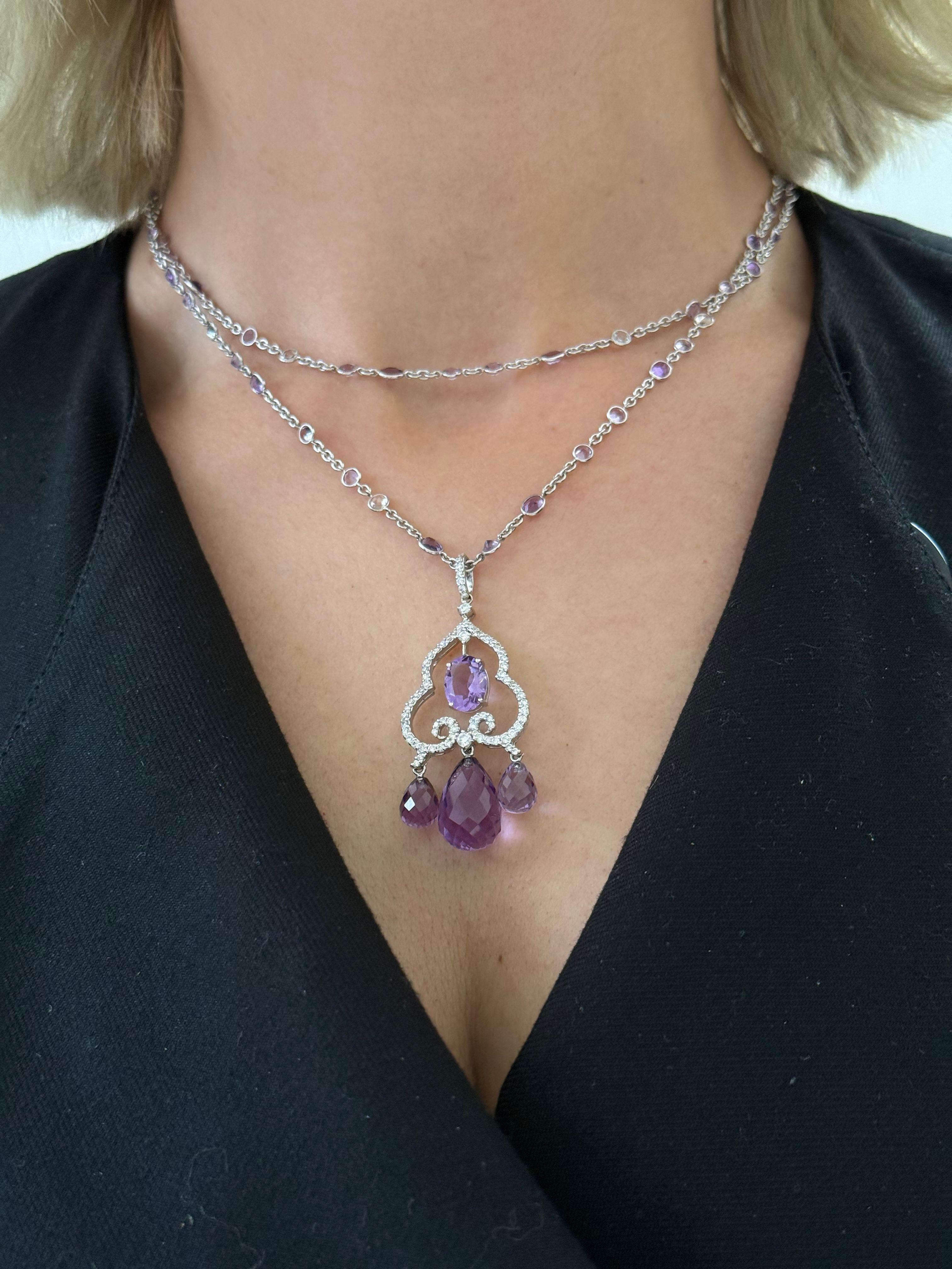 Pendentif en or blanc, jaune et rose 18kt Briolette Améthyste, saphir blanc et diamant.

A&M est un fournisseur de premier plan de bijoux fins de qualité supérieure depuis plus de 35 ans.
Diana M-One est un magasin unique pour tous vos achats de