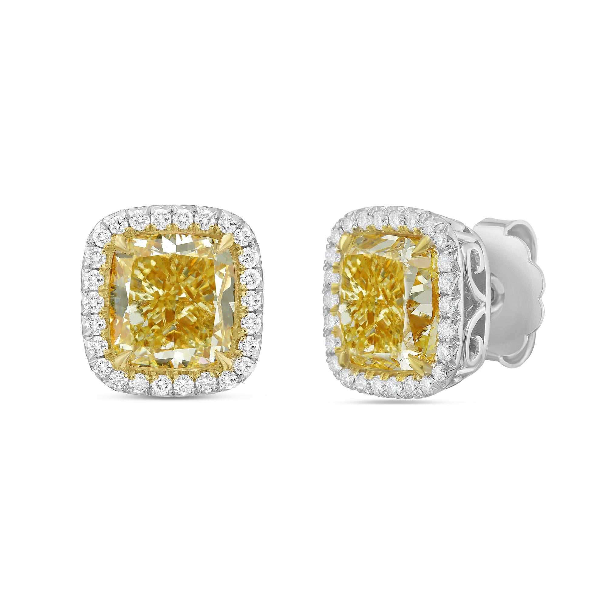 18KT Platino Diamantes, características 4.00 + 4.02ct  con 2 diamantes de talla certificada GIA amarillo fantasía VS1-VS2 en un halo de diamantes .60cts de diamantes en los lados.
Diana M. es un proveedor líder de joyería fina de primera calidad