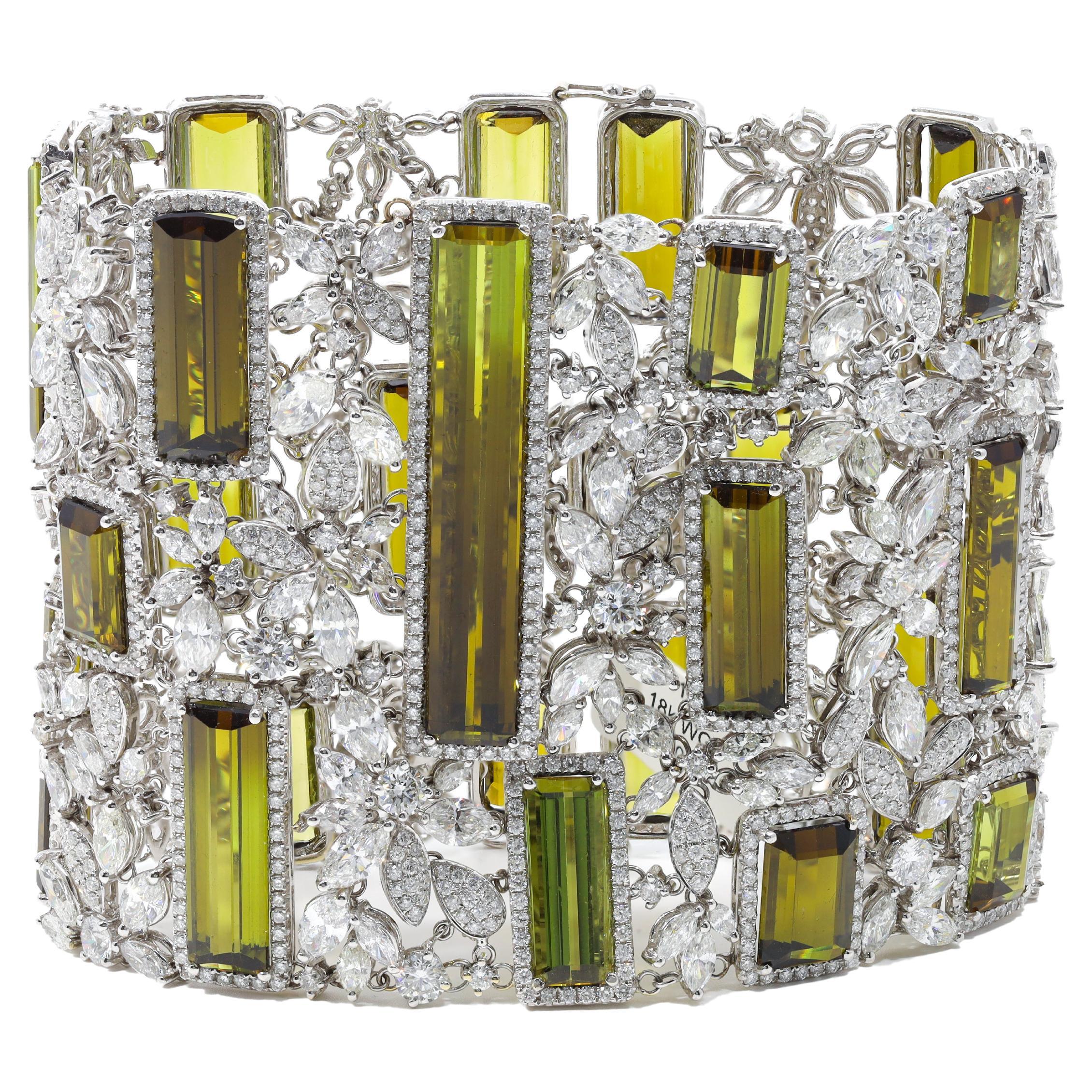Diana M. 18kt white gold bracelet featuring 131.84 cts of peridot  For Sale