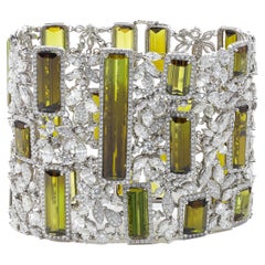 Diana M. 18kt white gold bracelet featuring 131.84 cts of peridot 