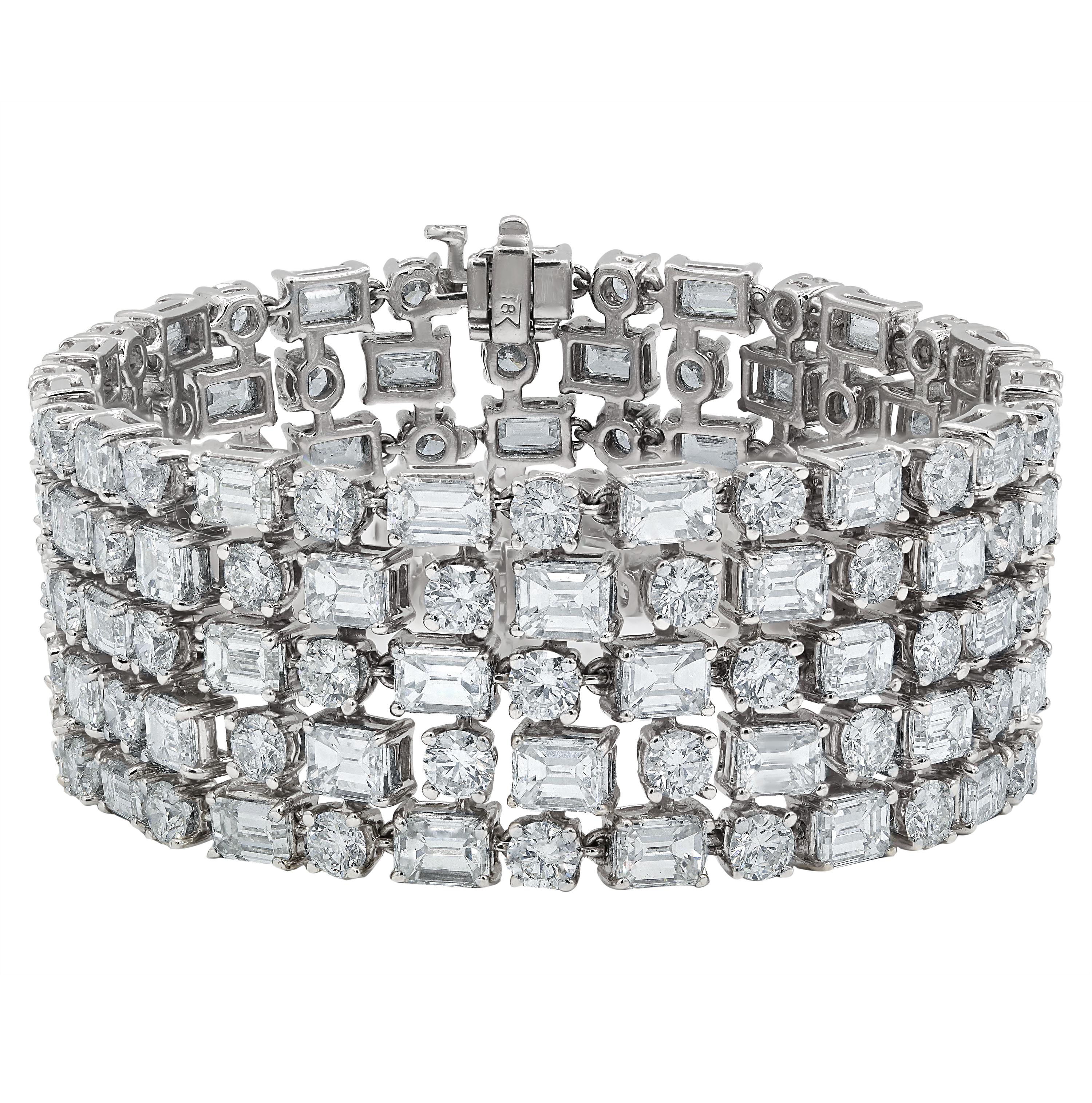 Armband aus 18 Karat Weißgold mit 50,00 Karat Diamanten im Smaragdschliff und runden Diamanten (G/H/I)  VVS/VS), die ein fünfreihiges Muster bilden
Diana M. ist seit über 35 Jahren ein führender Anbieter von hochwertigem Schmuck.
Diana M ist eine