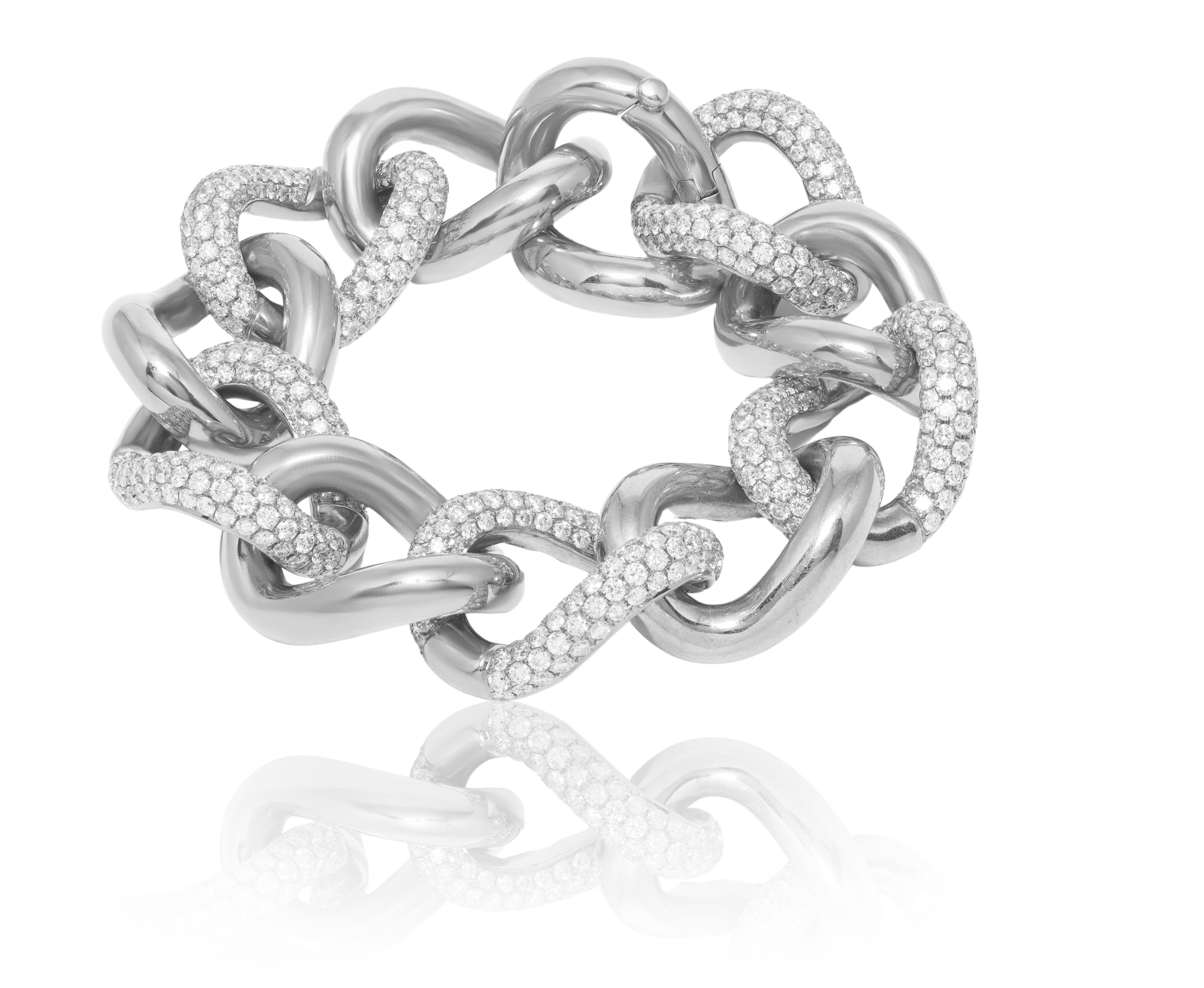 Pulsera eslabonada de diamantes de oro blanco de 18 quilates con 21,85 cts de diamantes redondos
Diana M es una tienda integral para todas tus compras de joyas, con una línea de anillos de diamantes, pendientes, pulseras, collares y otras joyas