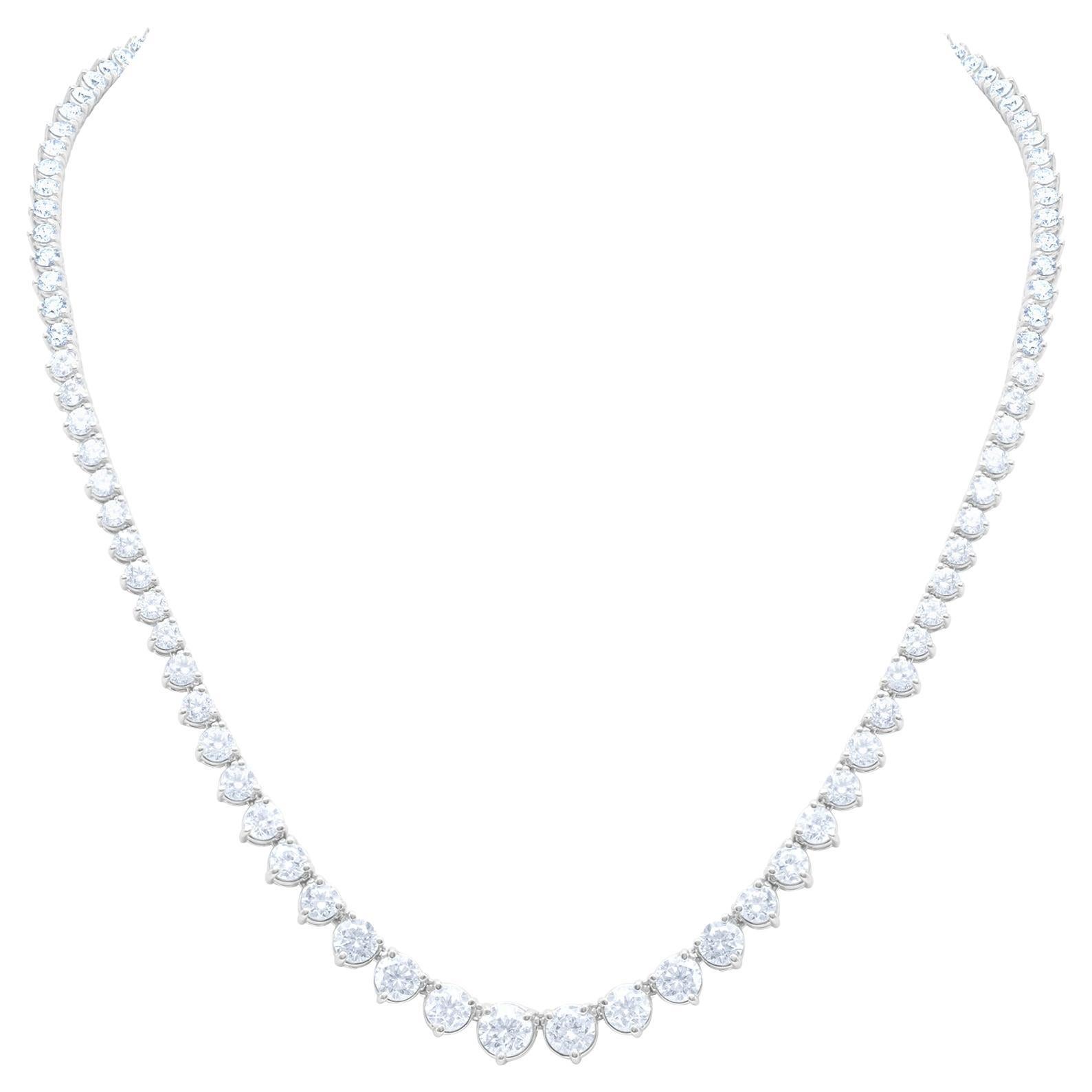 M. A&M.  24.54 cts 3 griffes sur mesure  Collier tennis gradué en or blanc 18 carats  