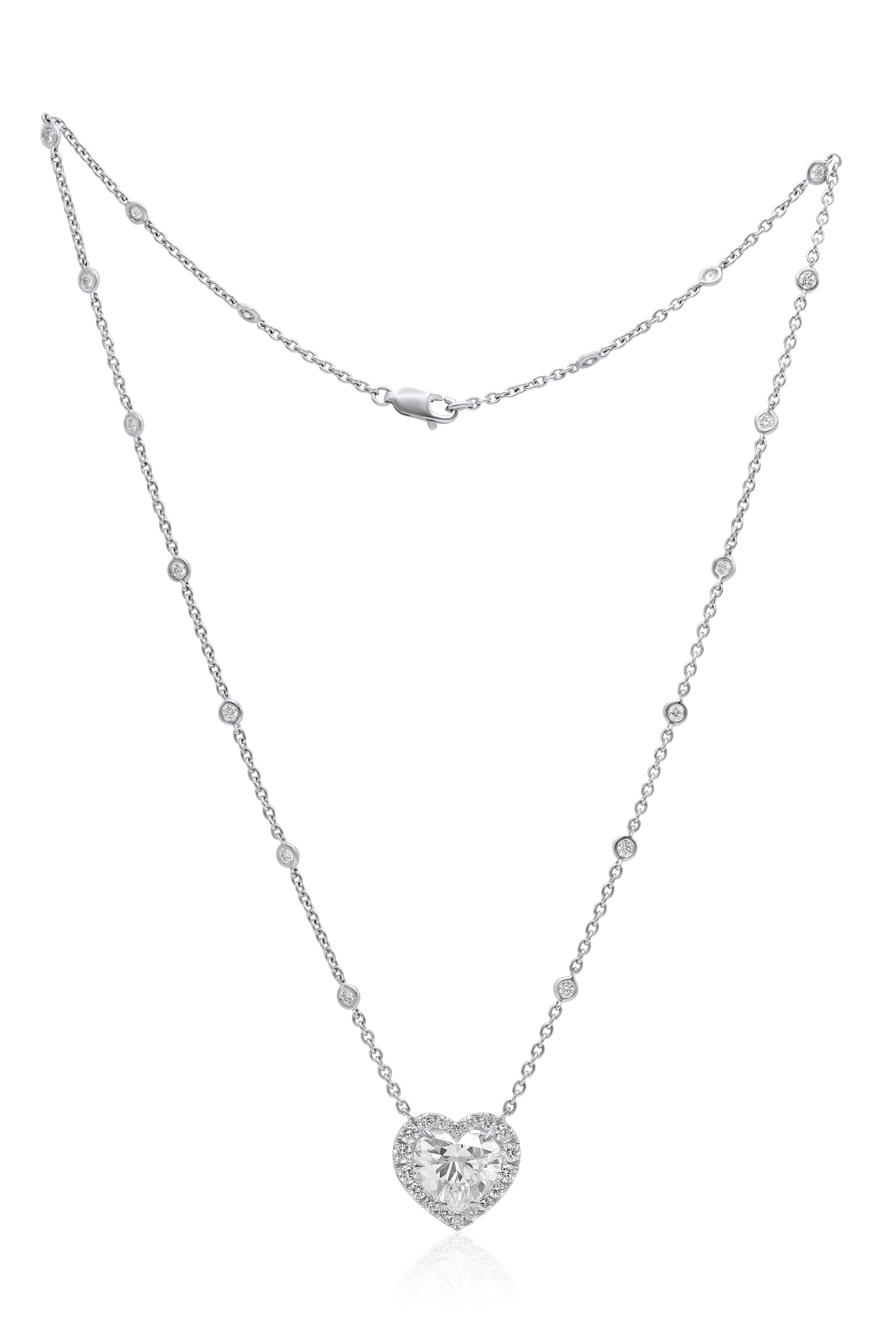 PENDANT EN OR BLANC 18KT MAGNIFIQUE DIAMANT EN FORME DE COEUR AVEC 5.34CST DE DIAMANT EN FORME DE COEUR I SI1 GIA#6207841153 DIAMANT SERTI EN HALO AVEC DIAMONDS RONDS MICROPAVE ET MONTÉ SUR UNE CHAÎNE AVEC DIAMONDS PAR L'USAGE MET EN VALEUR 1.60CT