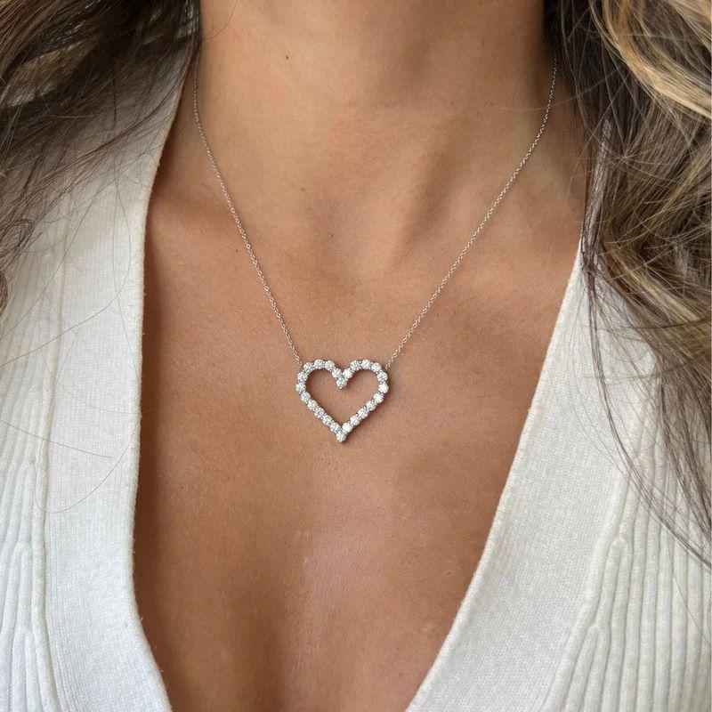 Diana M. Colgante corazón abierto de oro blanco de 18 quilates con 2,30 cts de diamantes redondos Moderno en venta